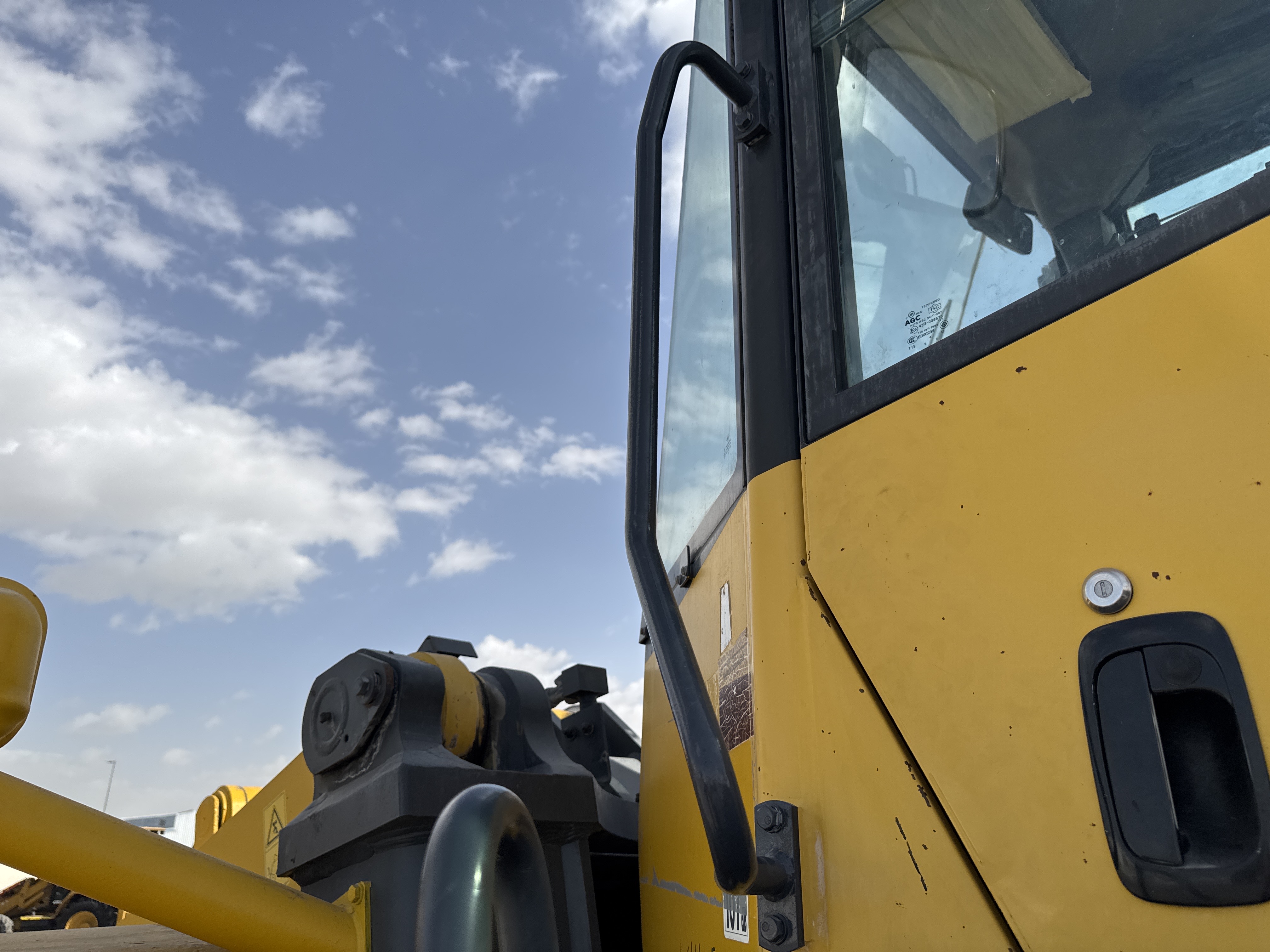 WHL-005-Komatsu-WA470-6-Wheel-loaders-inspection-Structure-Handrails-2