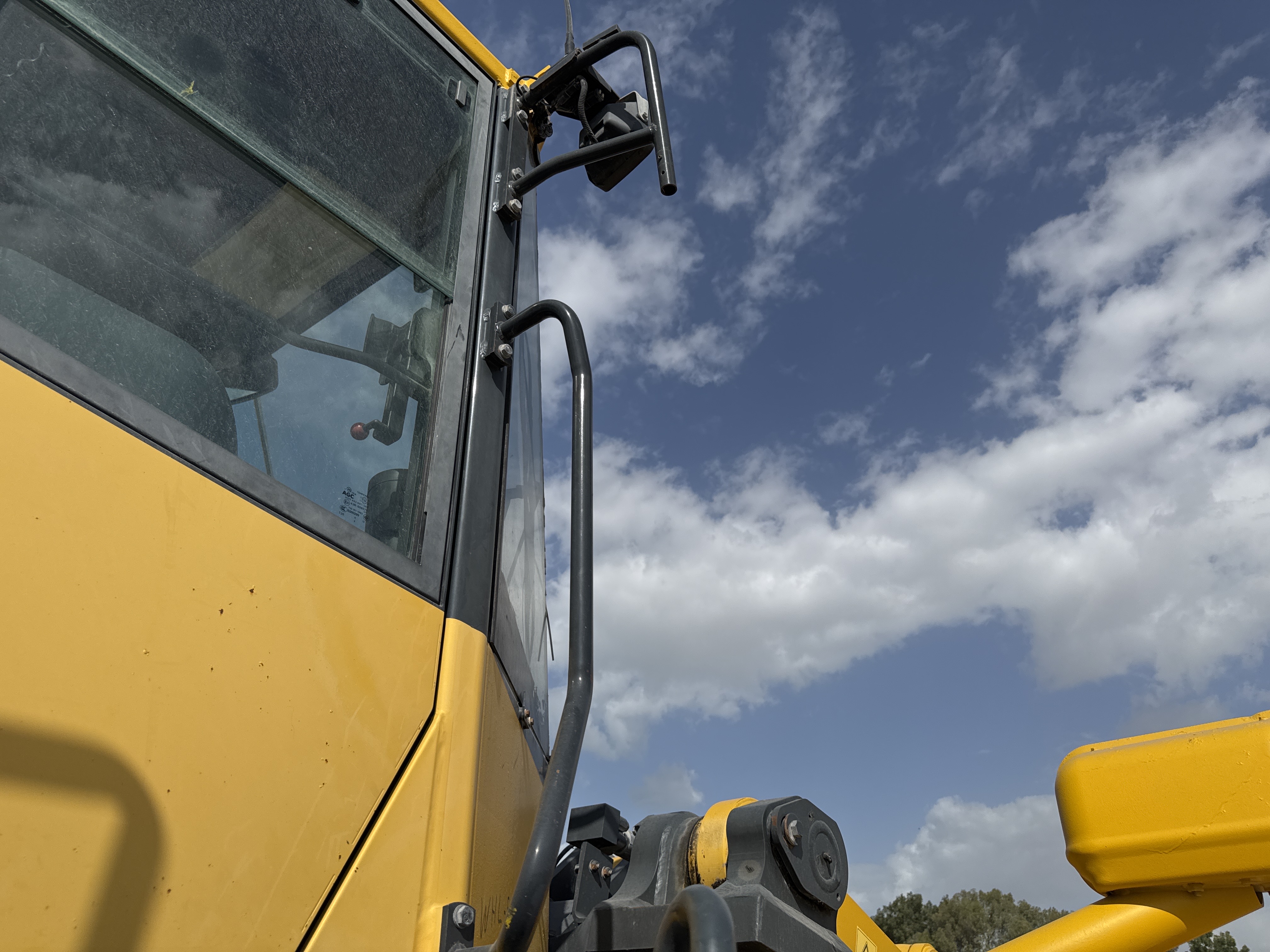 WHL-005-Komatsu-WA470-6-Wheel-loaders-inspection-Structure-Handrails-2
