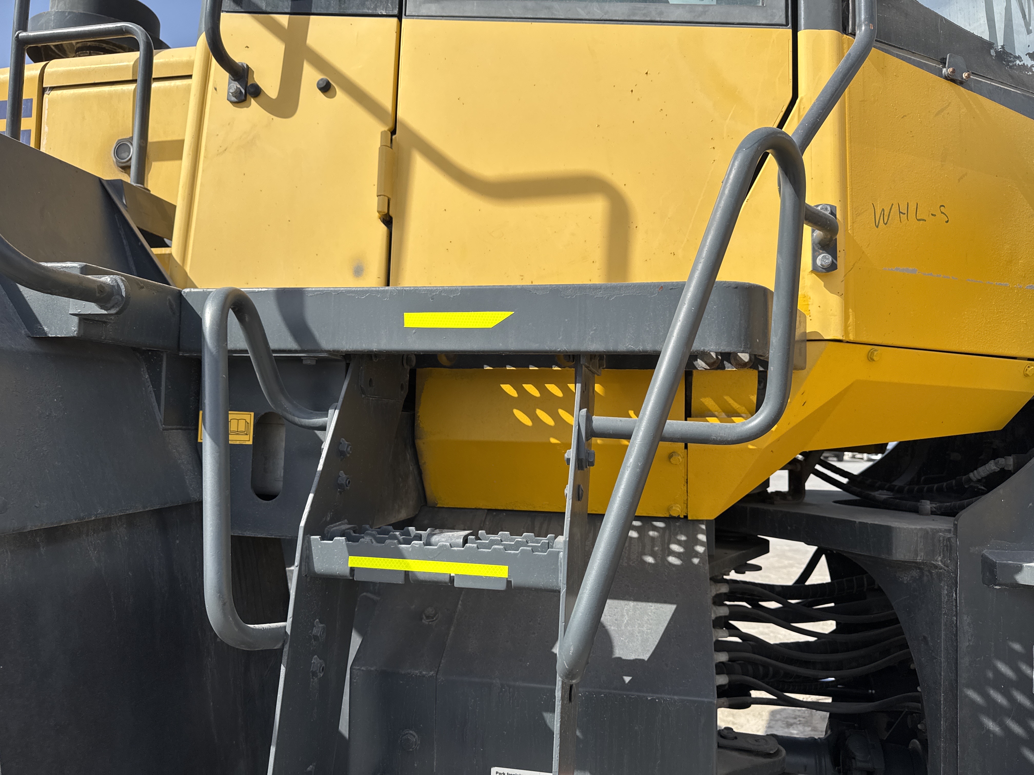 WHL-005-Komatsu-WA470-6-Wheel-loaders-inspection-Structure-Handrails-2