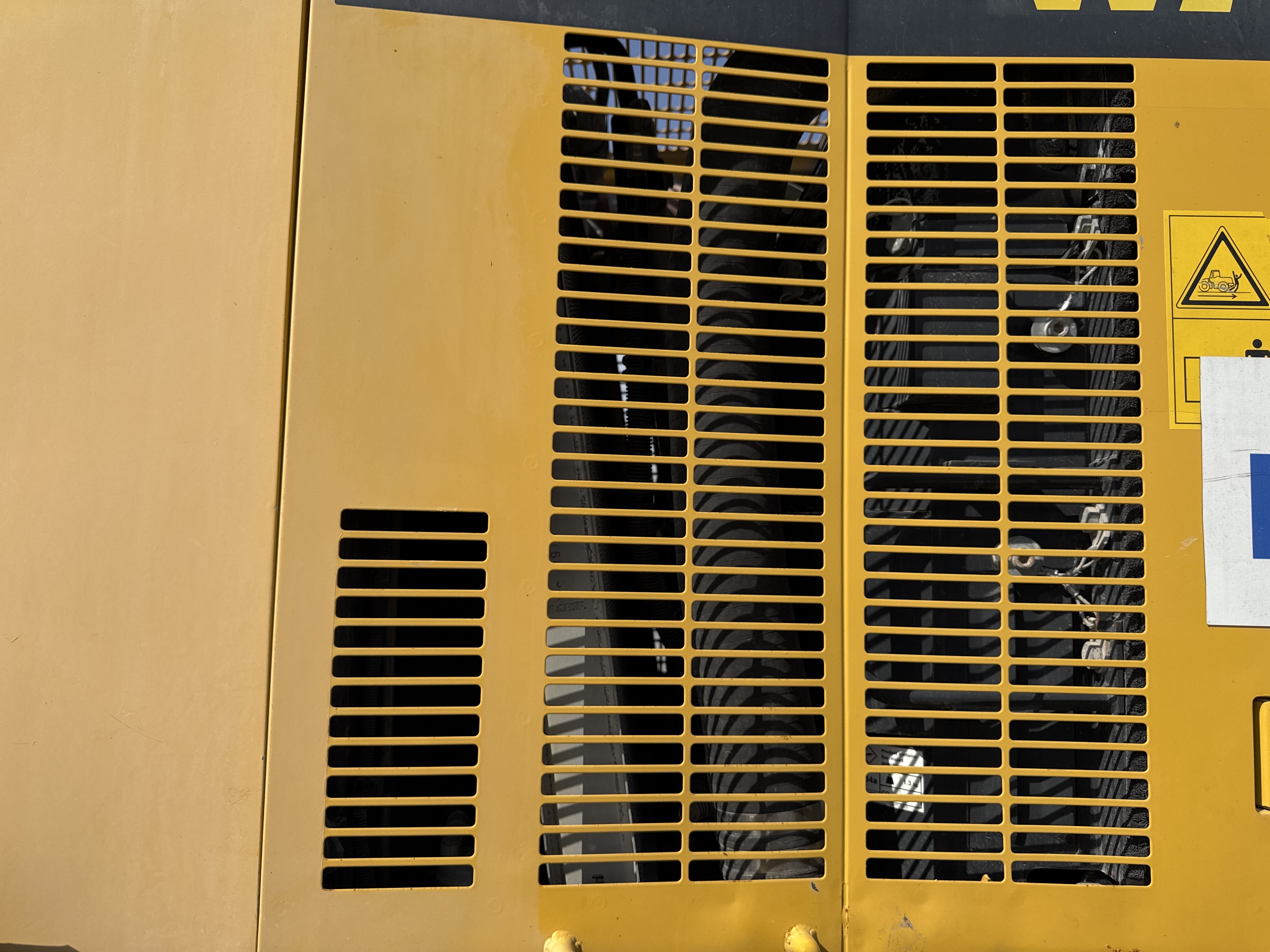 WHL-005-Komatsu-WA470-6-Wheel-loaders-inspection-Structure-Sheet-metal-(fiberglass)-2