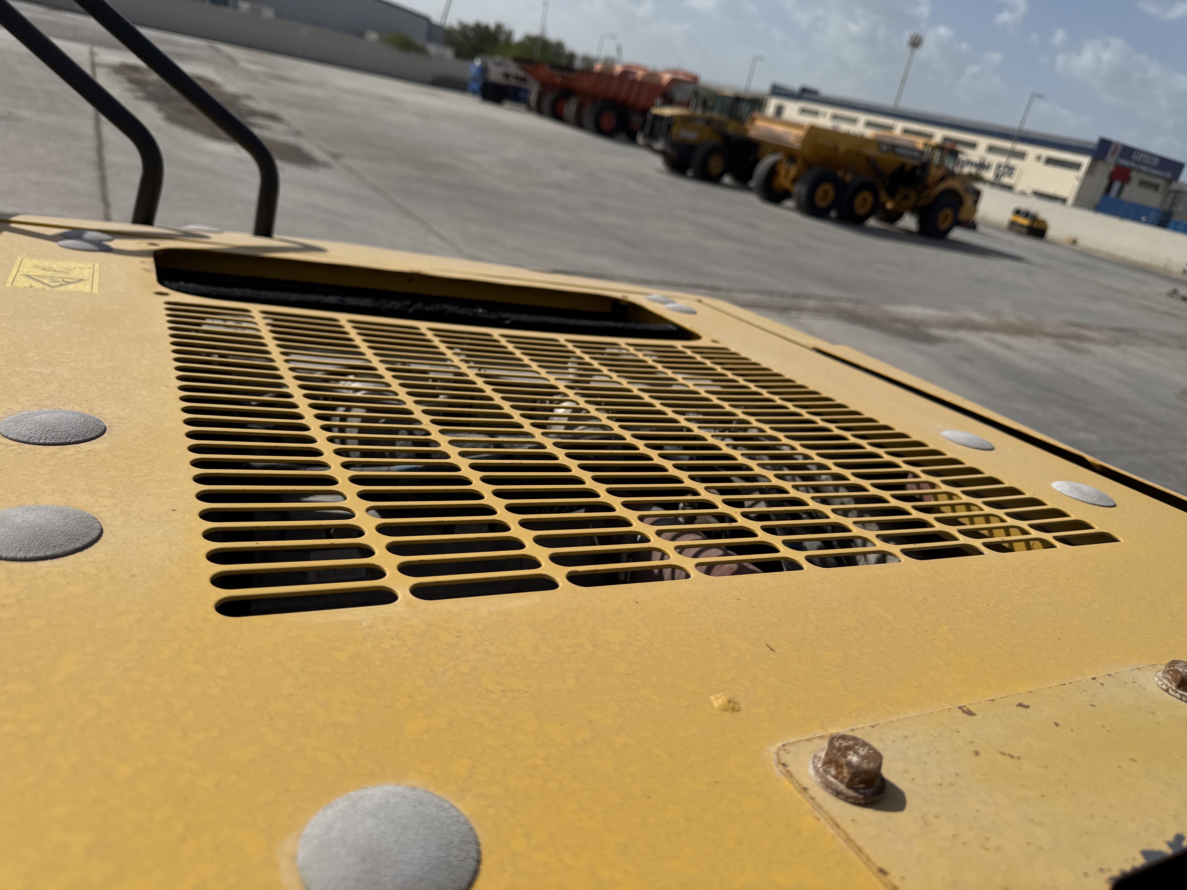 WHL-005-Komatsu-WA470-6-Wheel-loaders-inspection-Structure-Sheet-metal-(fiberglass)-2