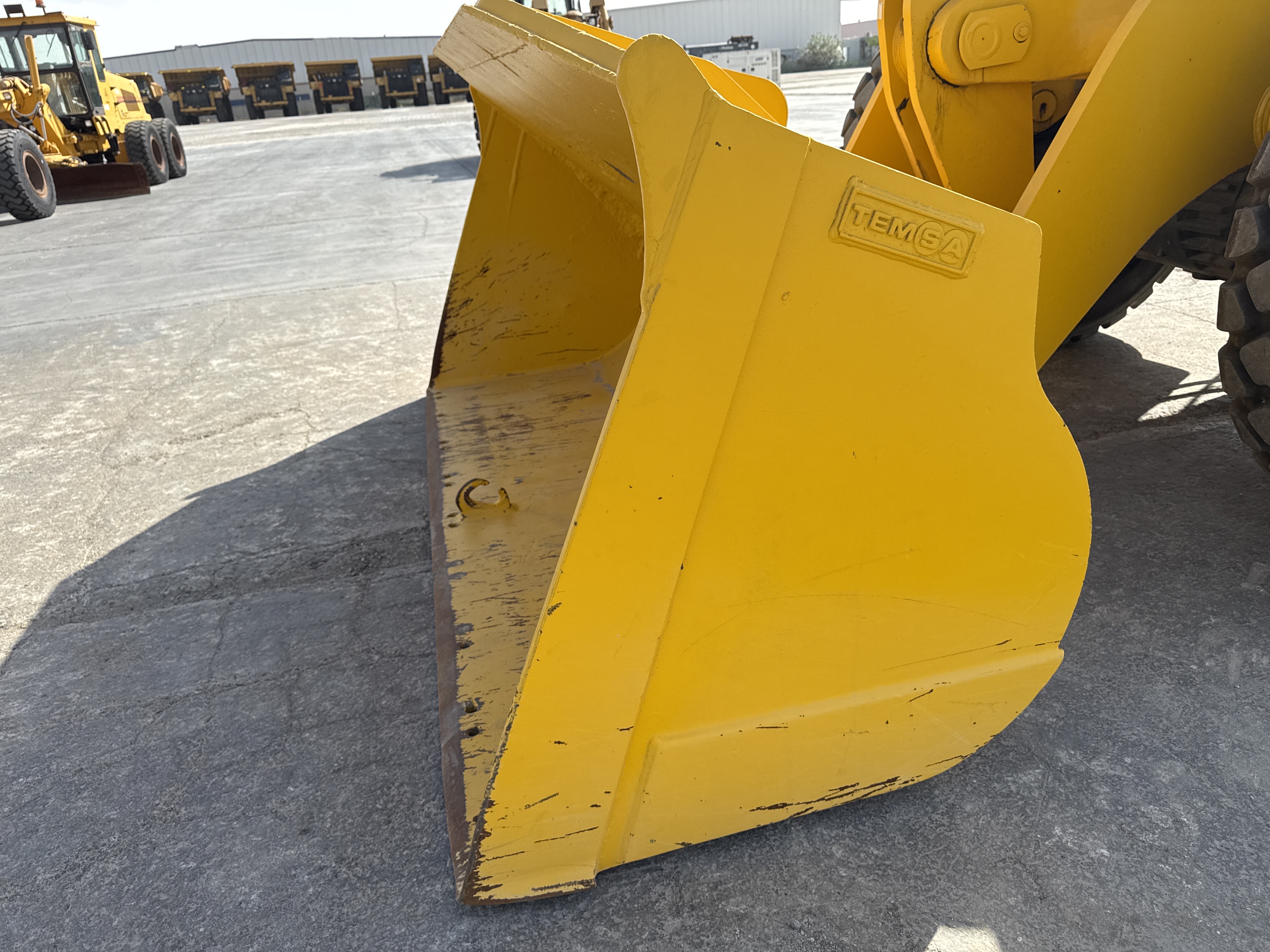 WHL-005-Komatsu-WA470-6-Wheel-loaders-inspection-Attachments-Loader-bucket-condition-2