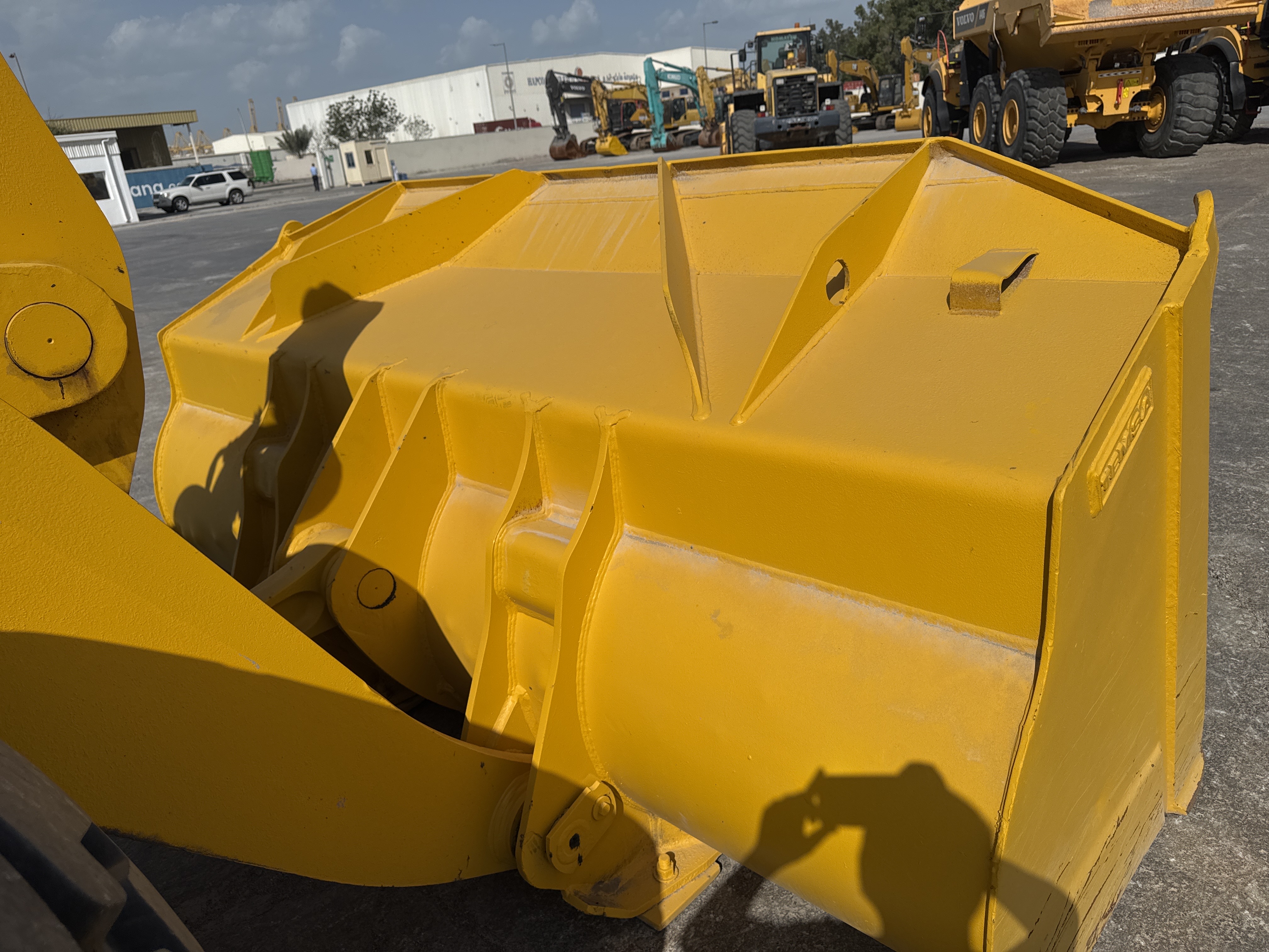 WHL-005-Komatsu-WA470-6-Wheel-loaders-inspection-Attachments-Loader-bucket-condition-2