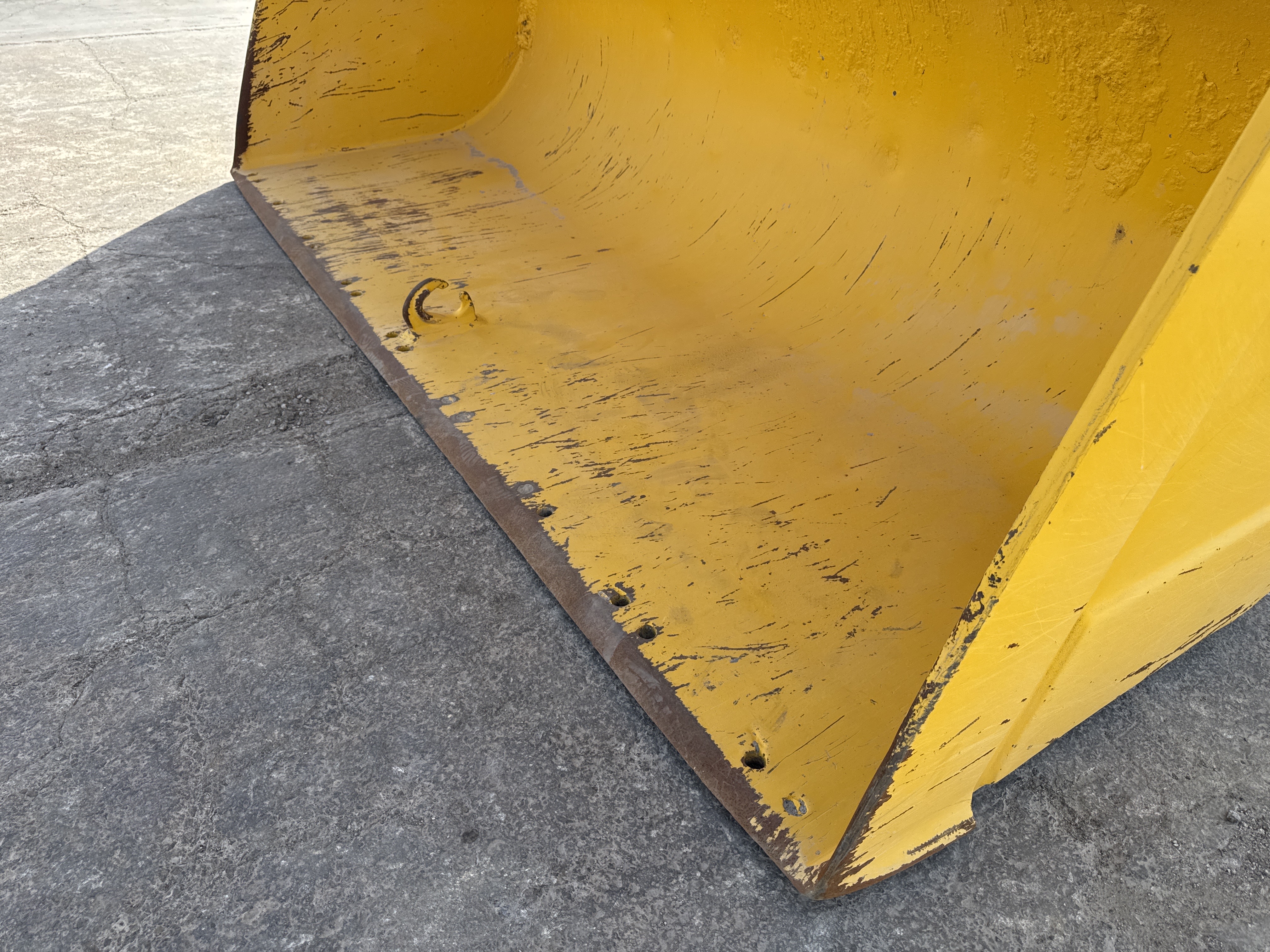 WHL-005-Komatsu-WA470-6-Wheel-loaders-inspection-Attachments-Loader-bucket-cutting-edge/teeth-2