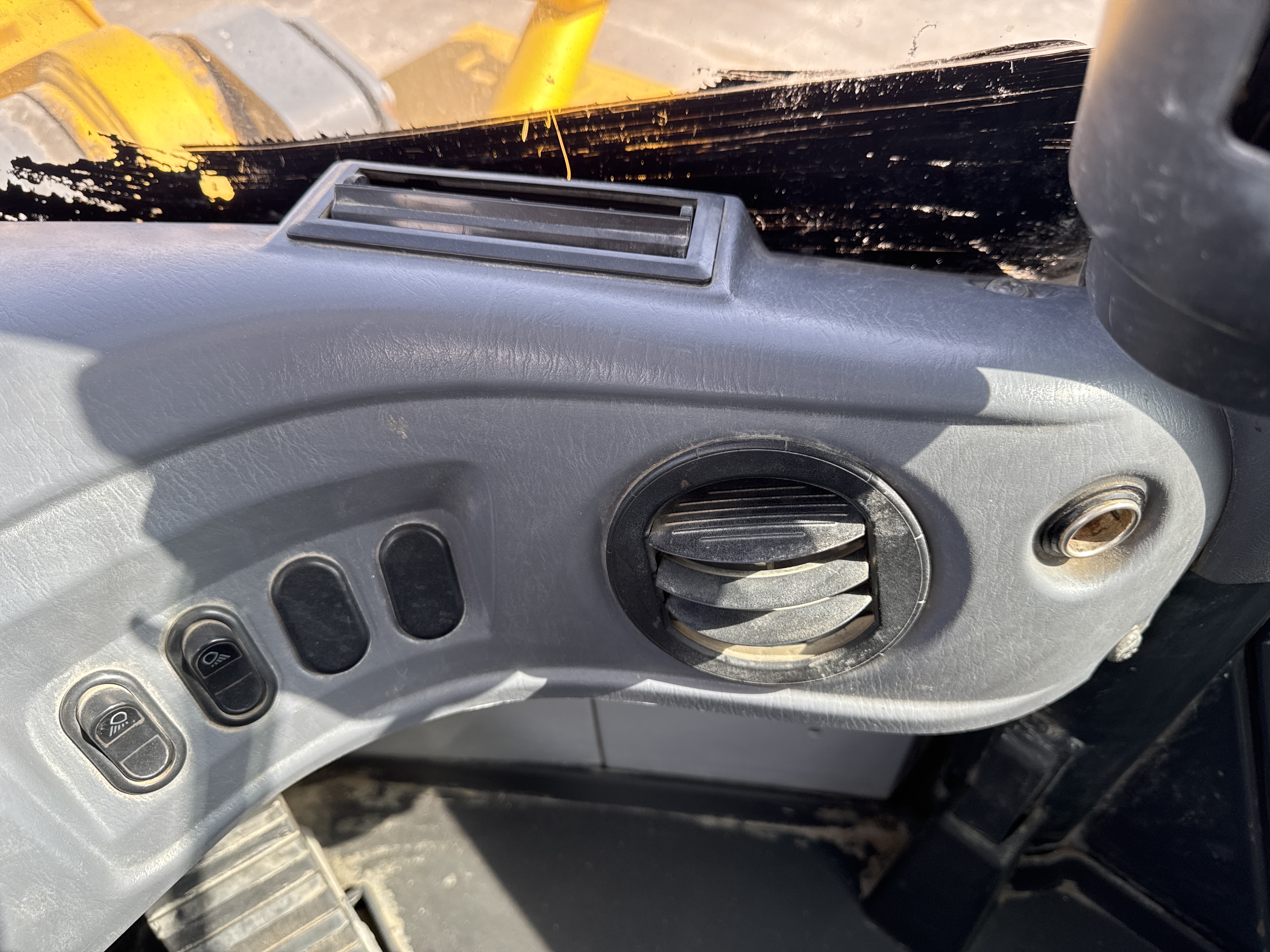 WHL-005-Komatsu-WA470-6-Wheel-loaders-inspection-Air-conditioning-Vents-and-air-flow-2