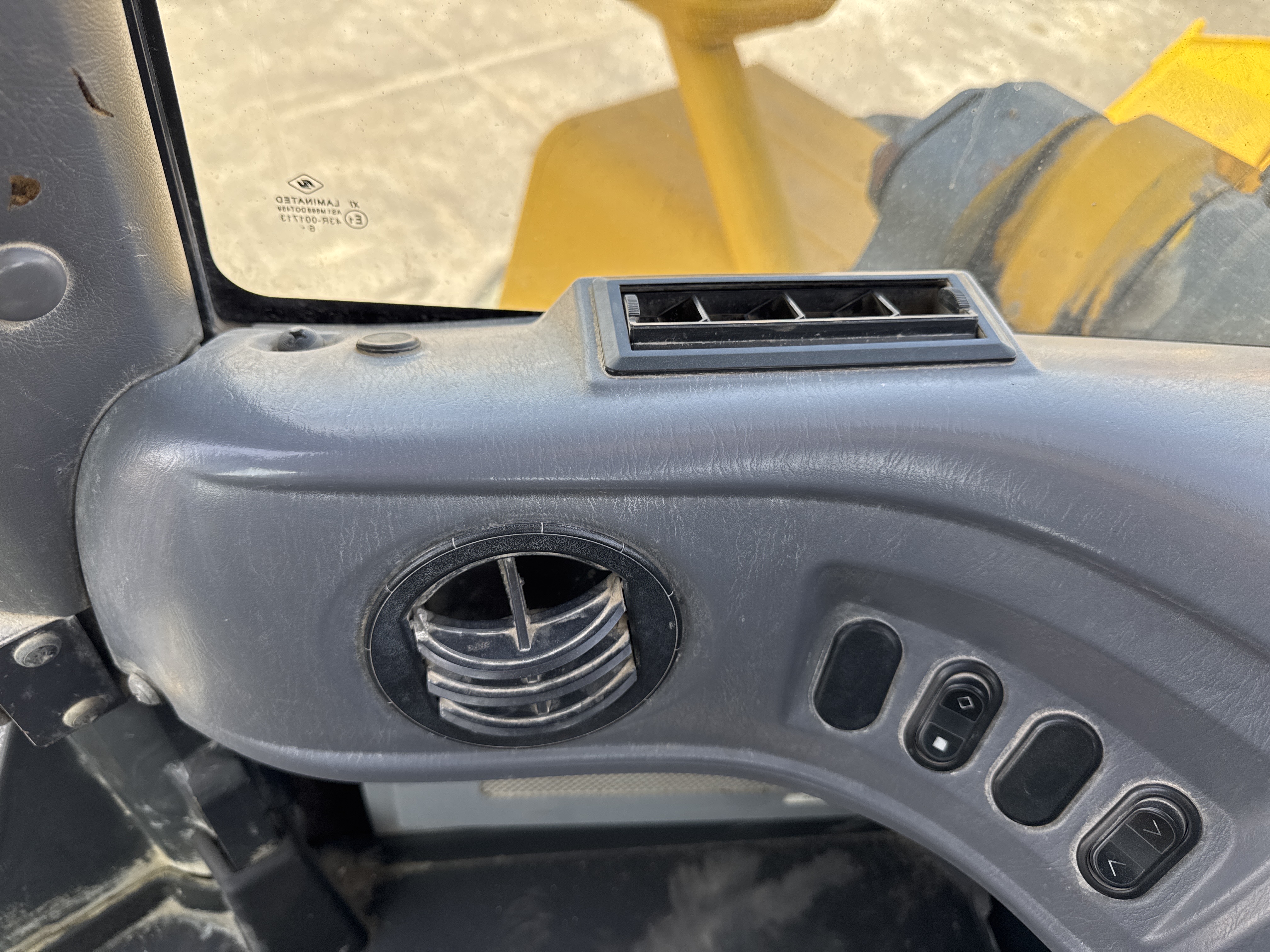 WHL-005-Komatsu-WA470-6-Wheel-loaders-inspection-Air-conditioning-Vents-and-air-flow-2