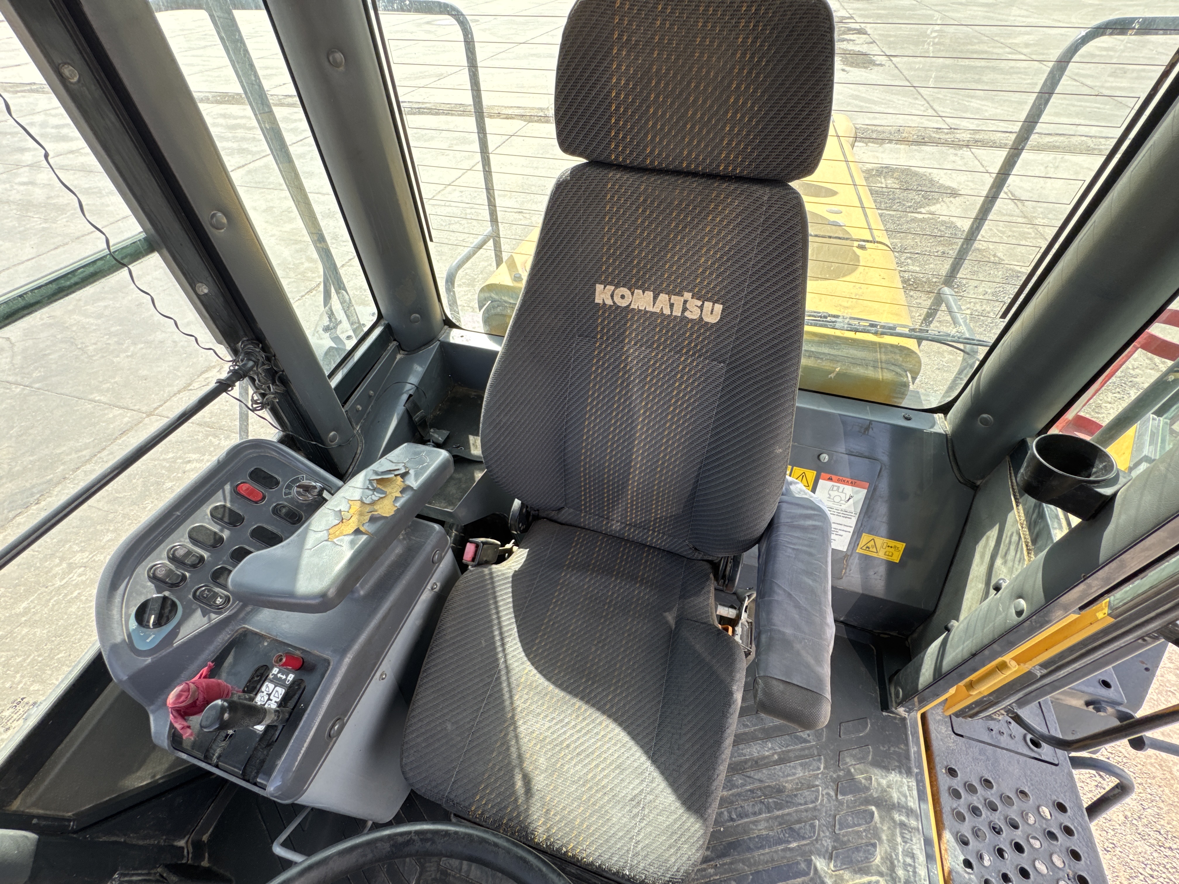 WHL-005-Komatsu-WA470-6-Wheel-loaders-inspection-Cabin-Seats/armrests-2