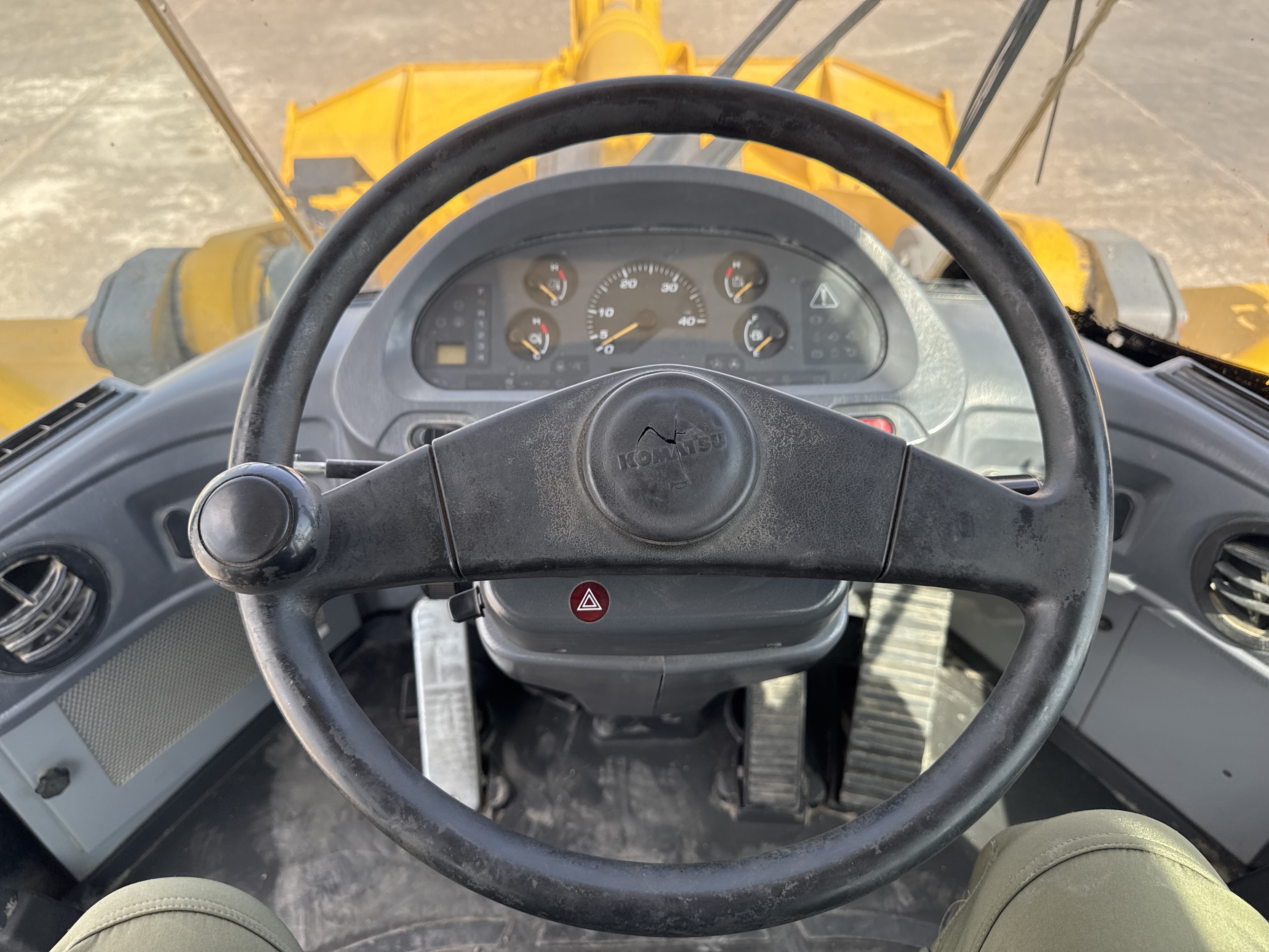 WHL-005-Komatsu-WA470-6-Wheel-loaders-inspection-Cabin-Steering-controls-2