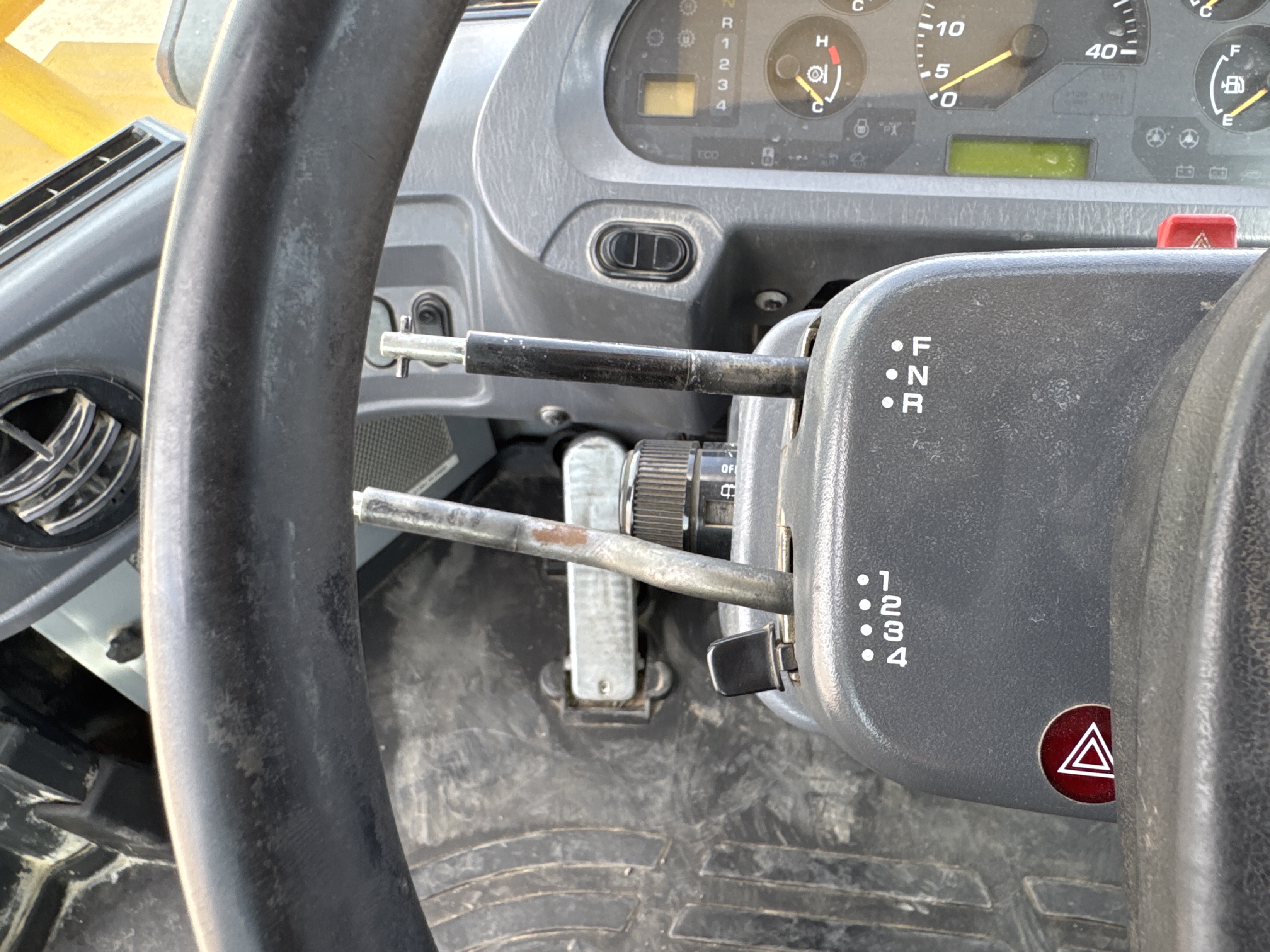 WHL-005-Komatsu-WA470-6-Wheel-loaders-inspection-Cabin-Steering-controls-2