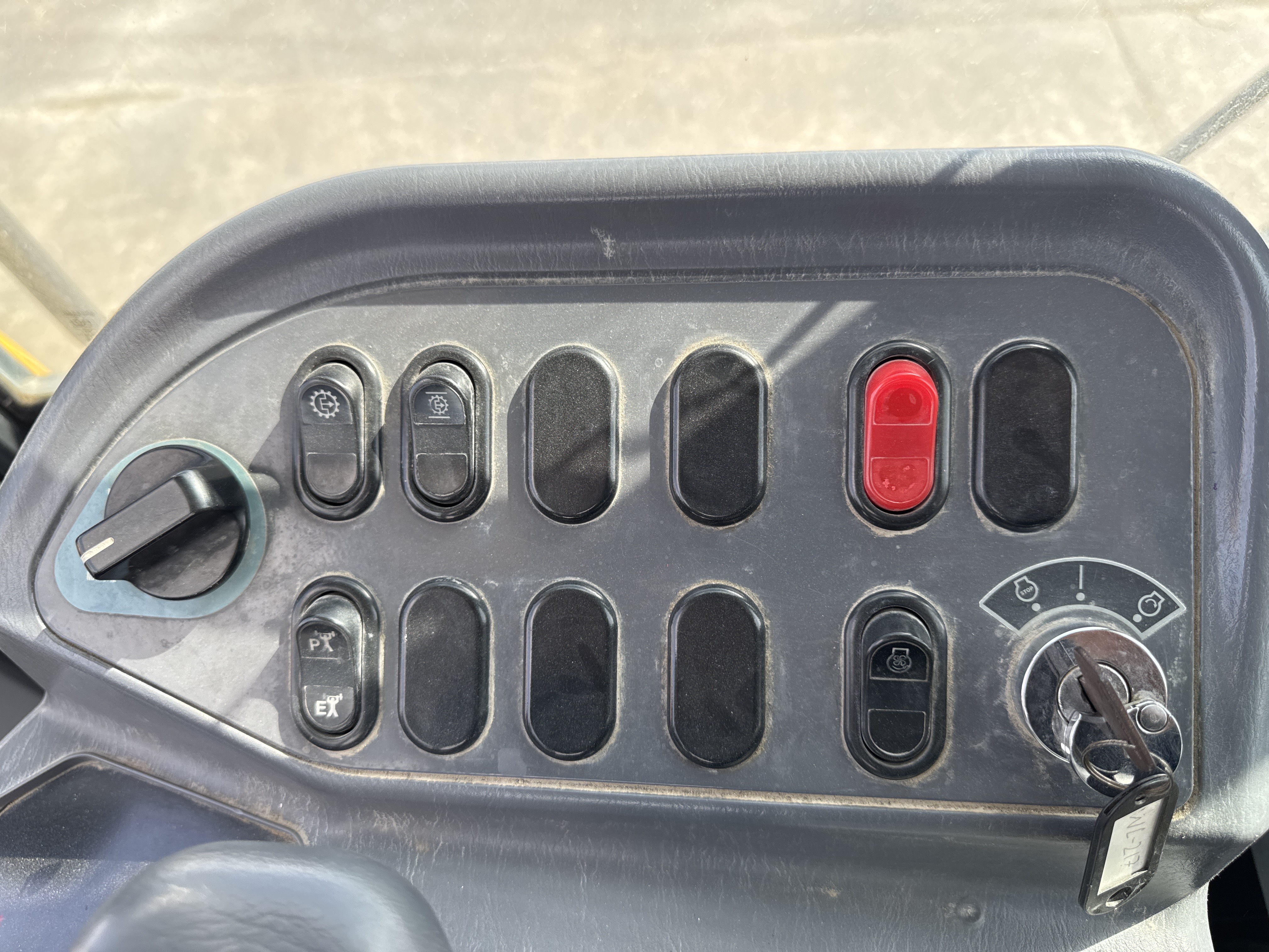 WHL-005-Komatsu-WA470-6-Wheel-loaders-inspection-Cabin-Electronic-instrument-board-2