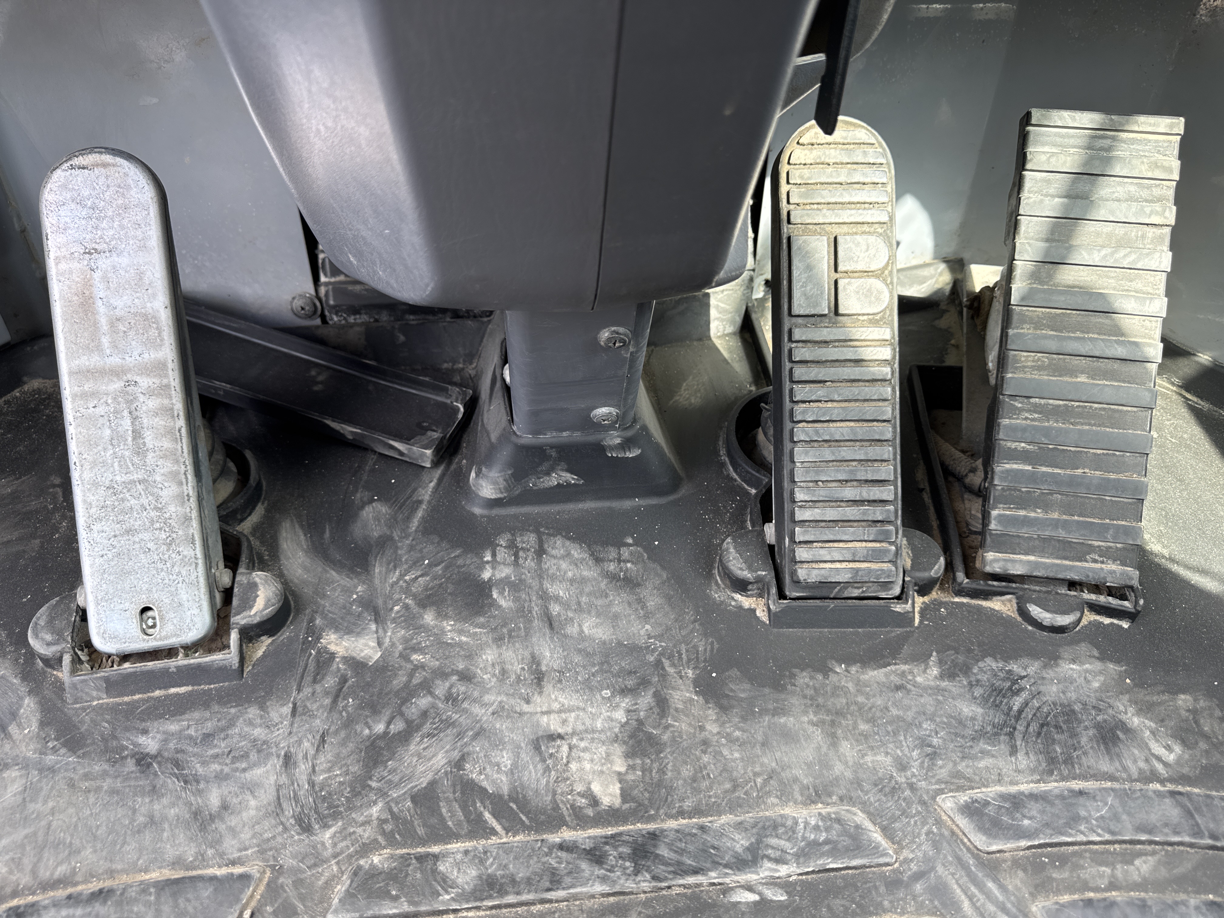 WHL-005-Komatsu-WA470-6-Wheel-loaders-inspection-Cabin-Pedals-2