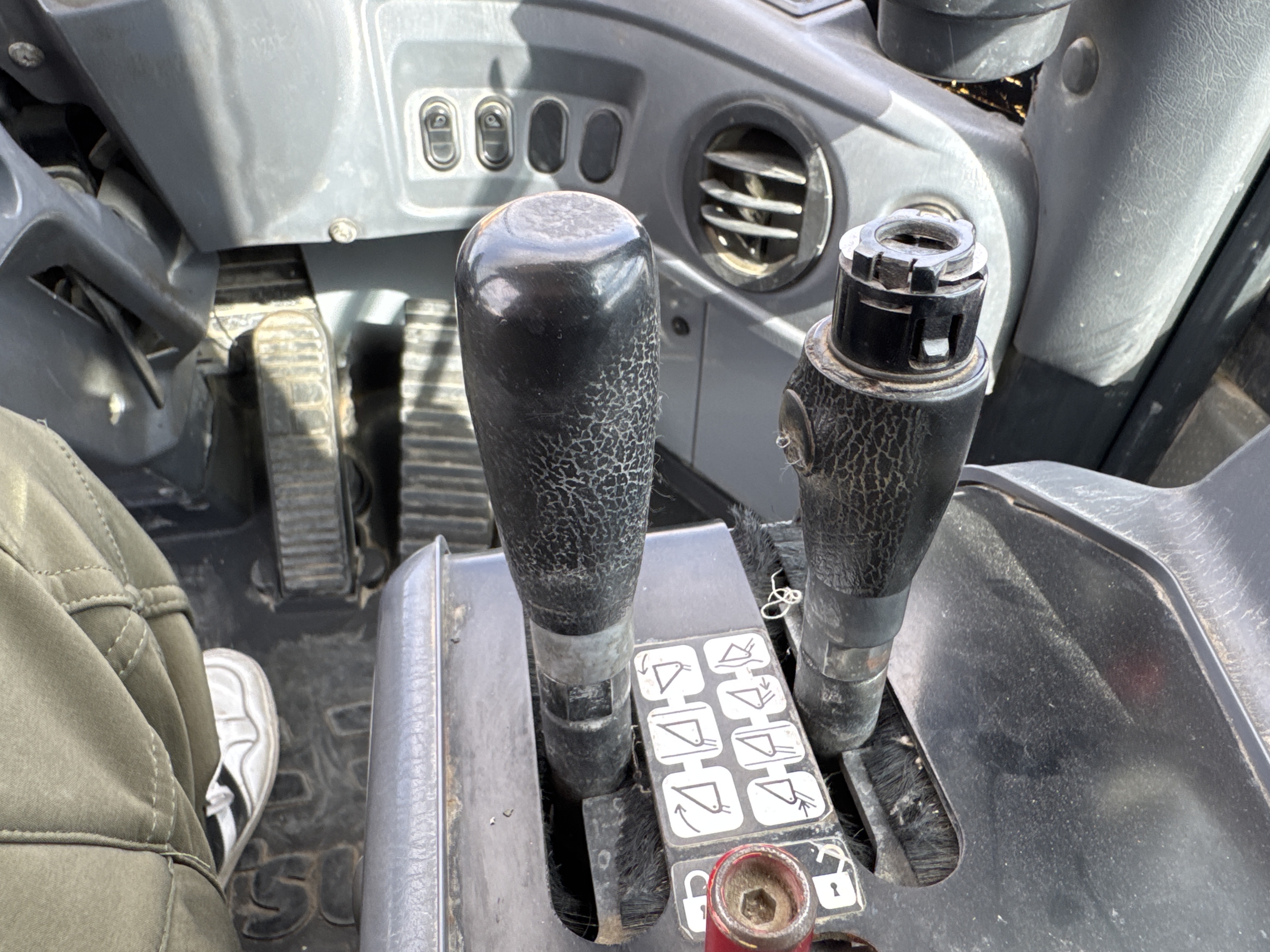 WHL-005-Komatsu-WA470-6-Wheel-loaders-inspection-Cabin-Joysticks-2