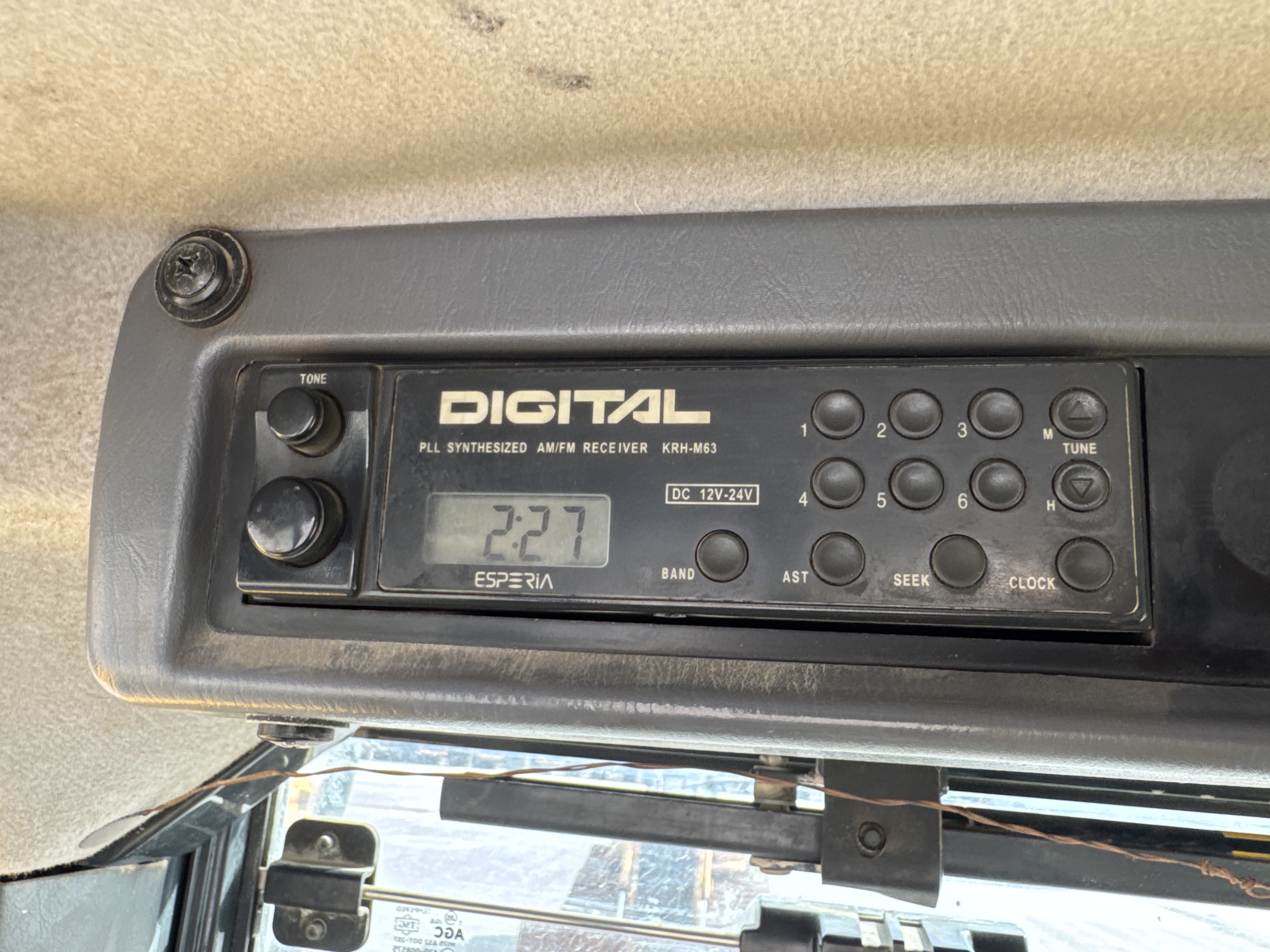 WHL-005-Komatsu-WA470-6-Wheel-loaders-inspection-Cabin-Radio-2