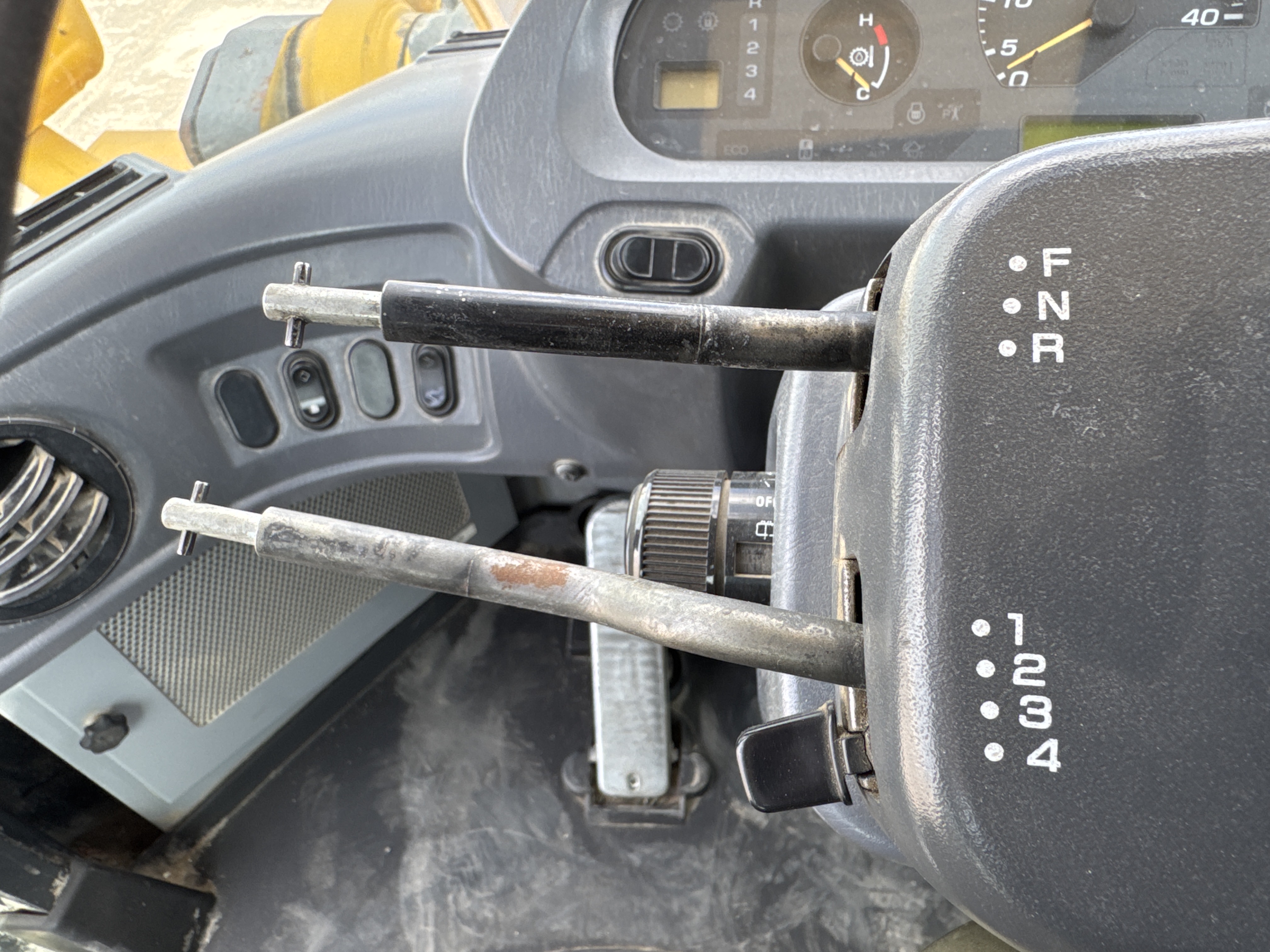 WHL-005-Komatsu-WA470-6-Wheel-loaders-inspection-Cabin-Gear-lever-2