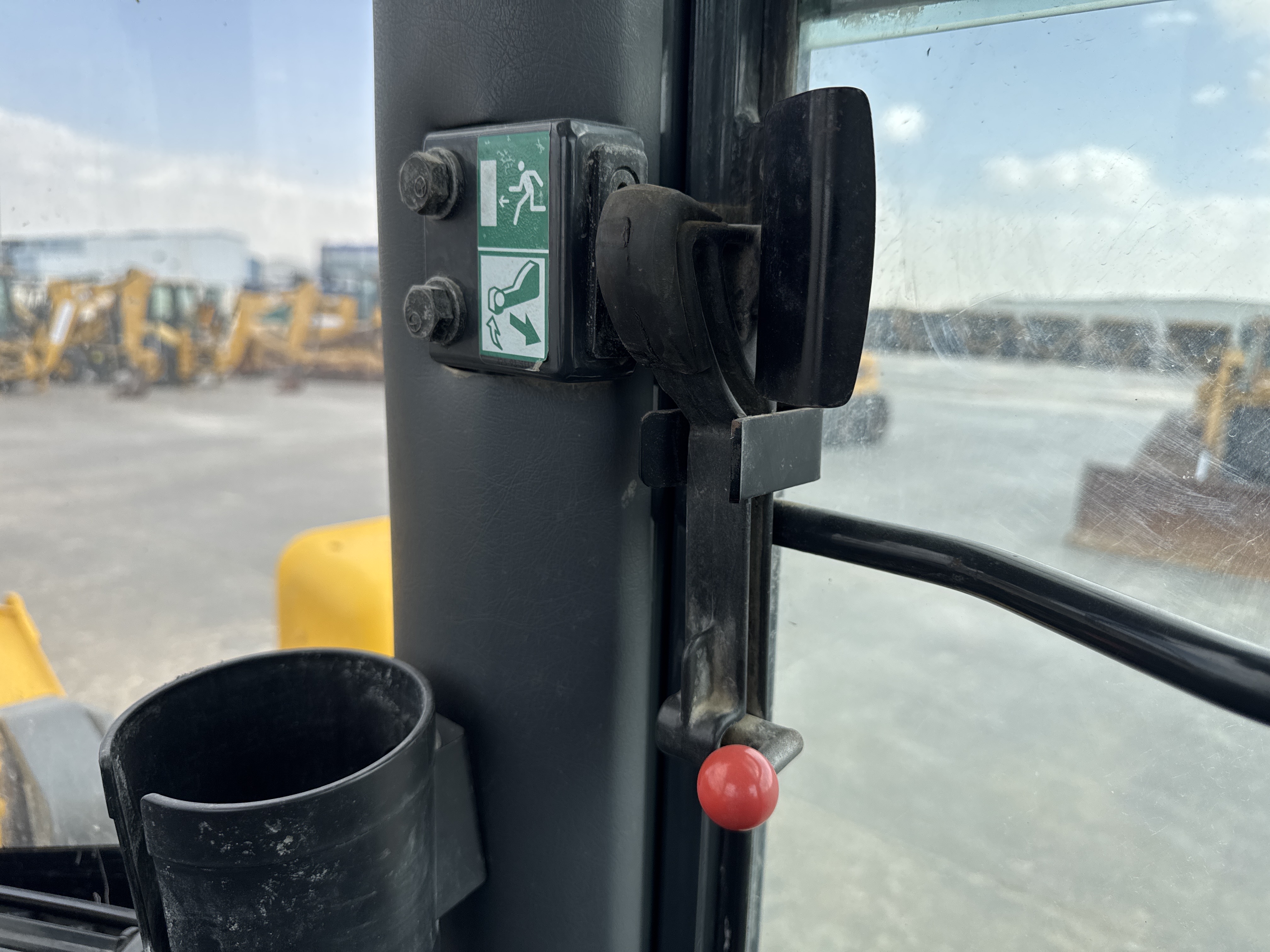 WHL-005-Komatsu-WA470-6-Wheel-loaders-inspection-Cabin-Door-handles-2