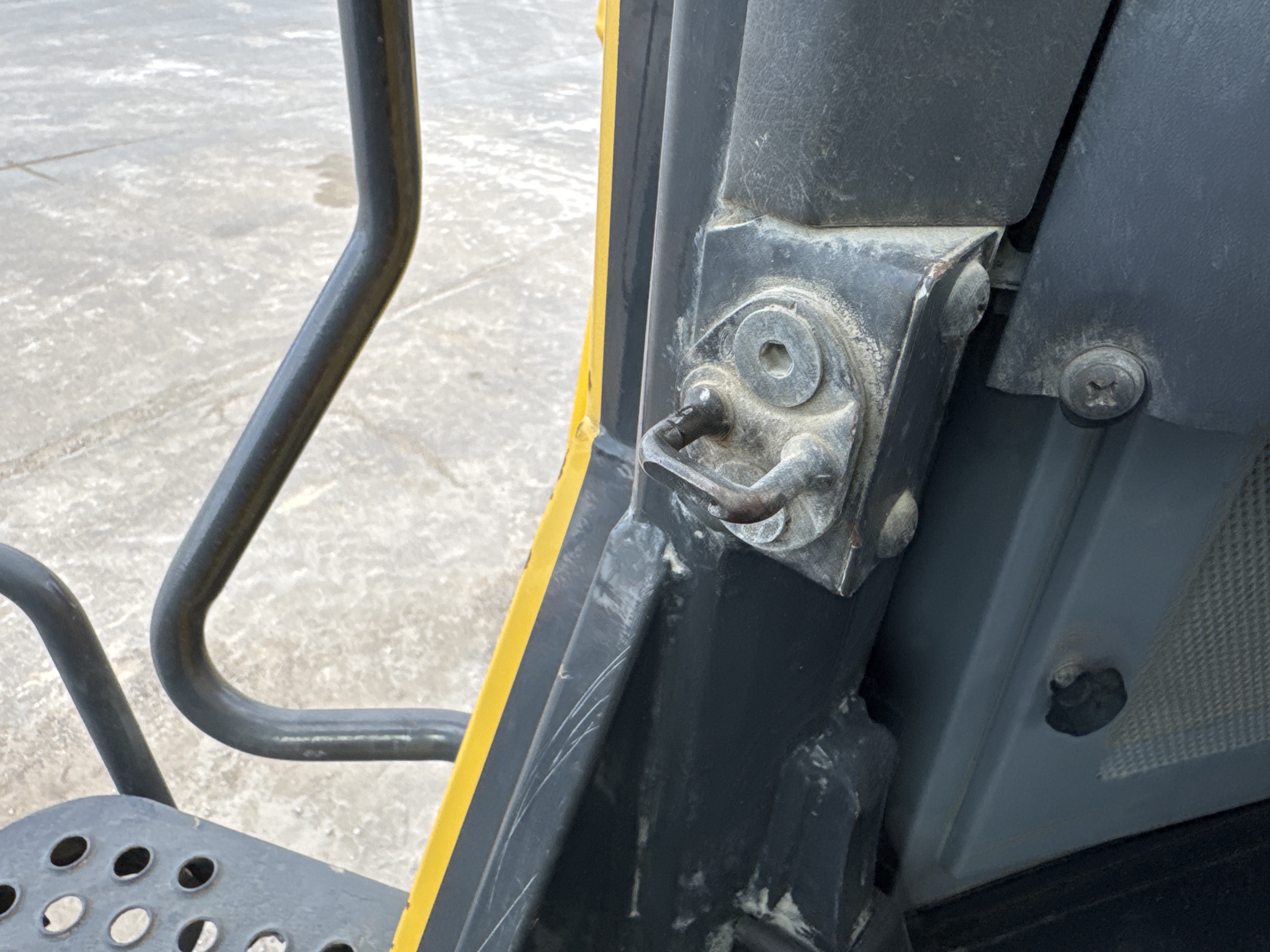 WHL-005-Komatsu-WA470-6-Wheel-loaders-inspection-Cabin-Door-handles-2