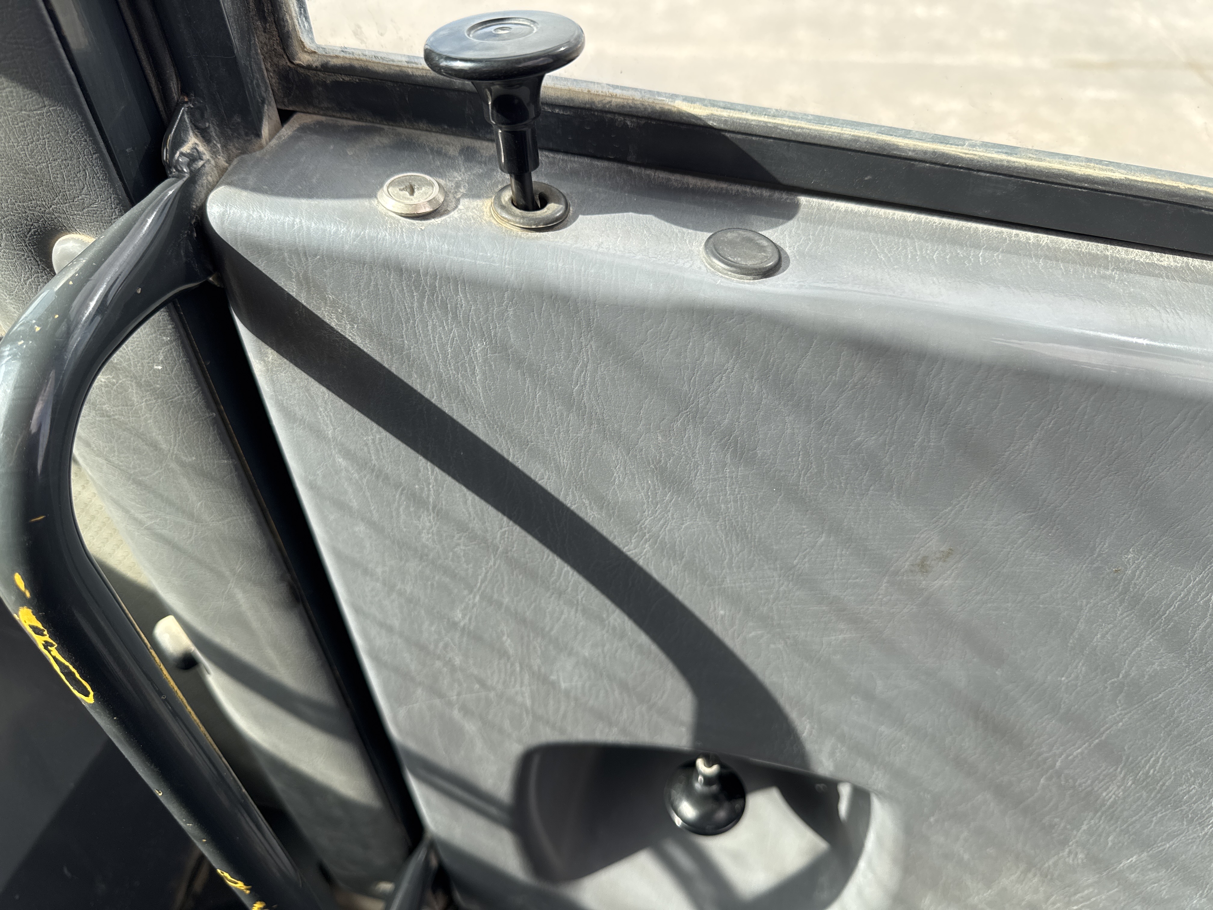 WHL-005-Komatsu-WA470-6-Wheel-loaders-inspection-Cabin-Door-handles-2