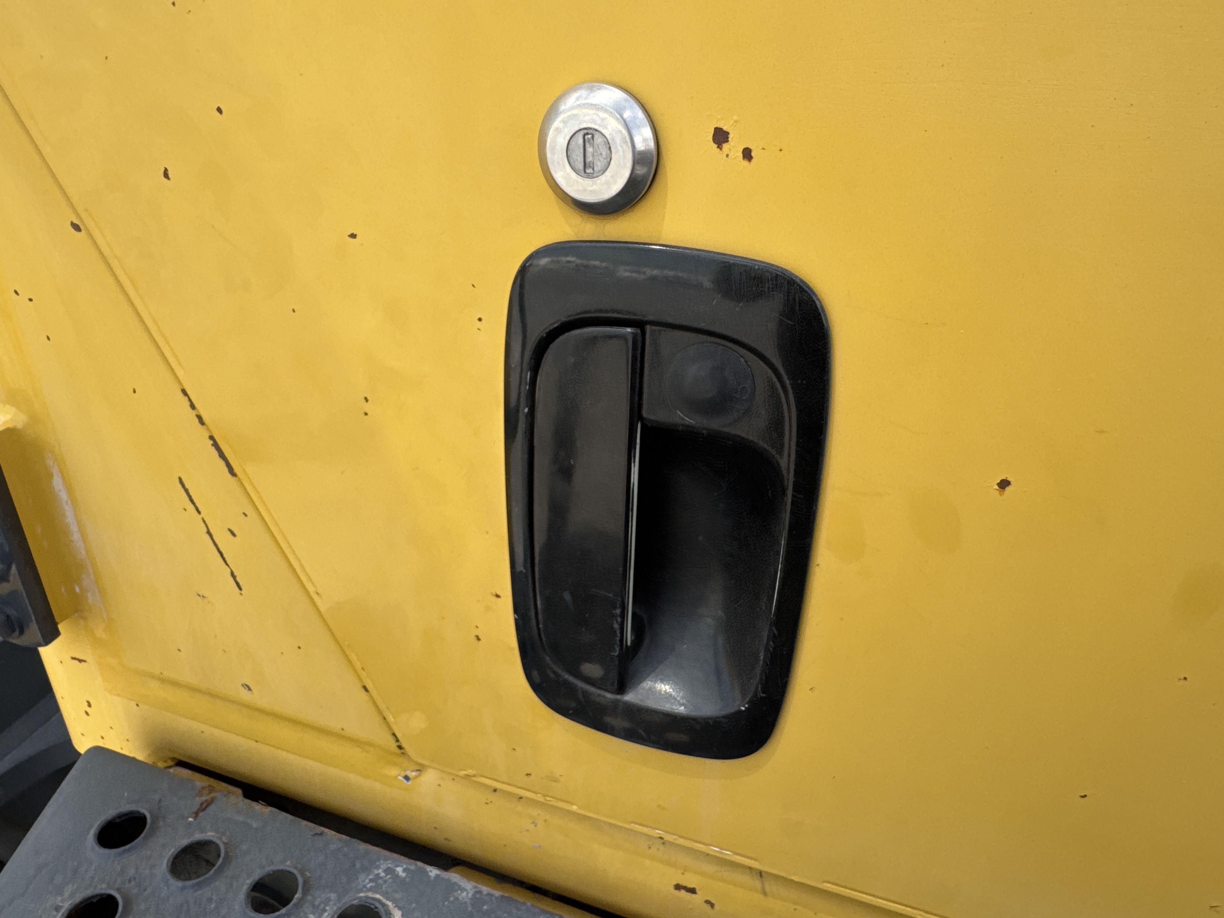 WHL-005-Komatsu-WA470-6-Wheel-loaders-inspection-Cabin-Door-handles-2