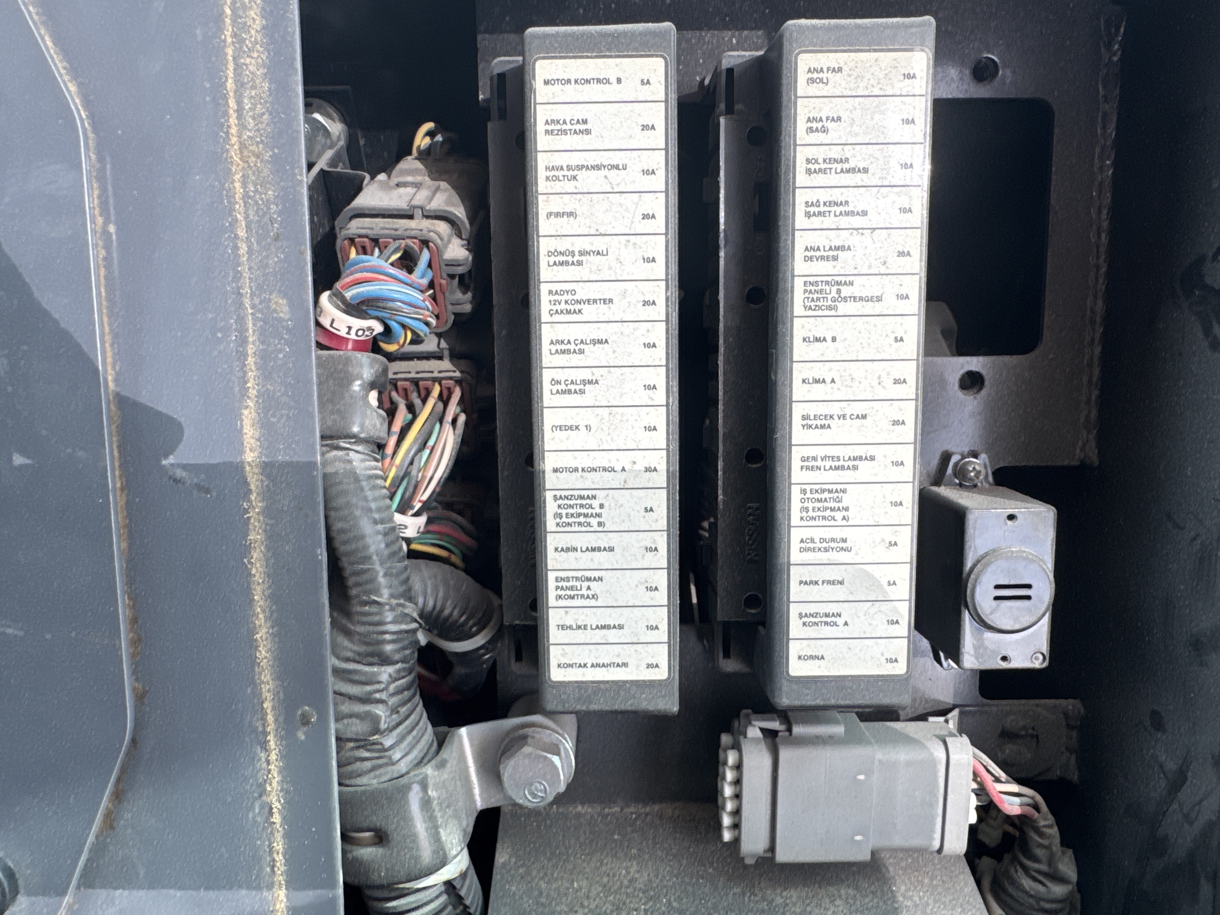 WHL-005-Komatsu-WA470-6-Wheel-loaders-inspection-Electronic-Fuse-box-2