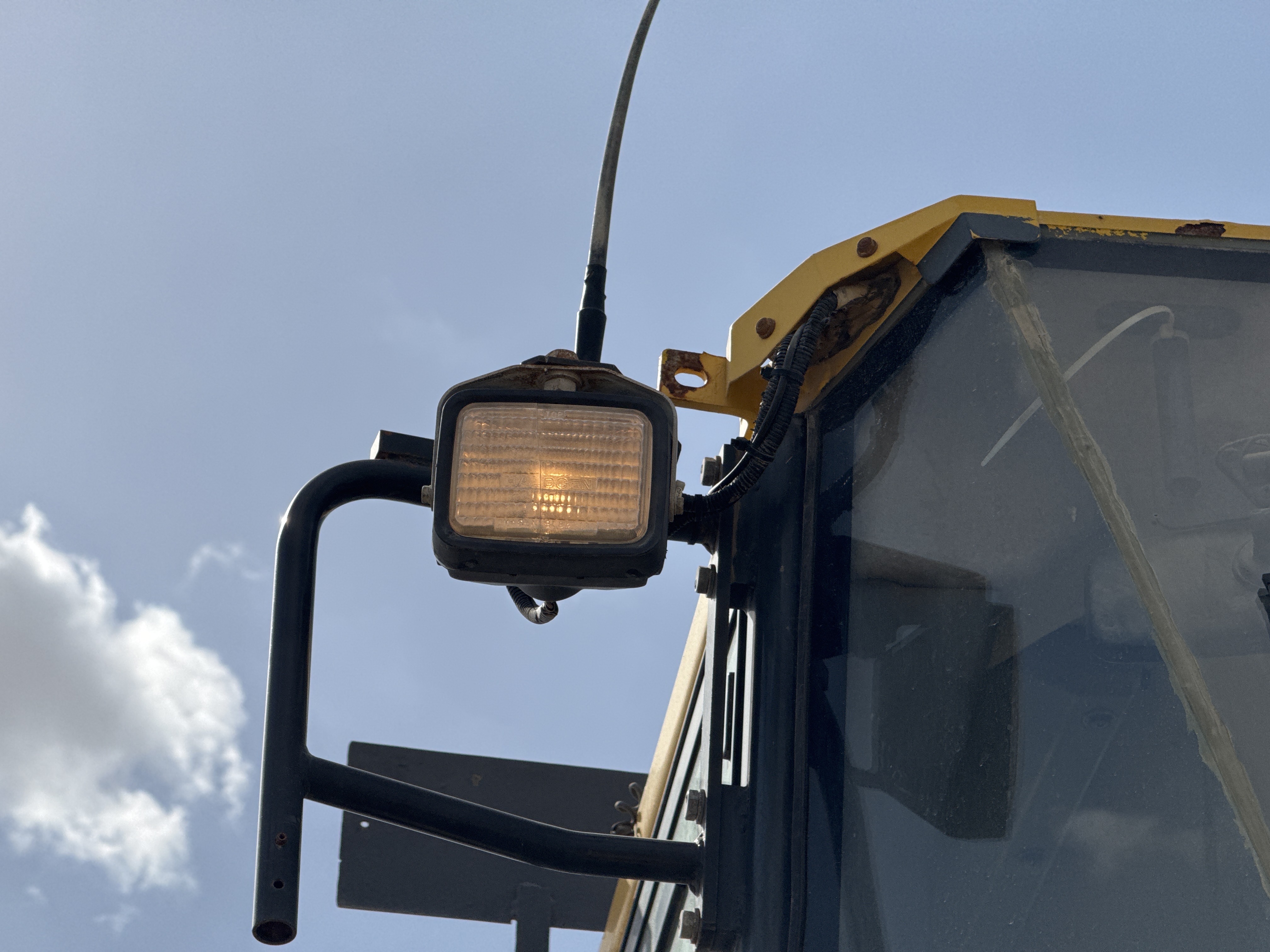WHL-005-Komatsu-WA470-6-Wheel-loaders-inspection-Electronic-Lights-and-signals-2