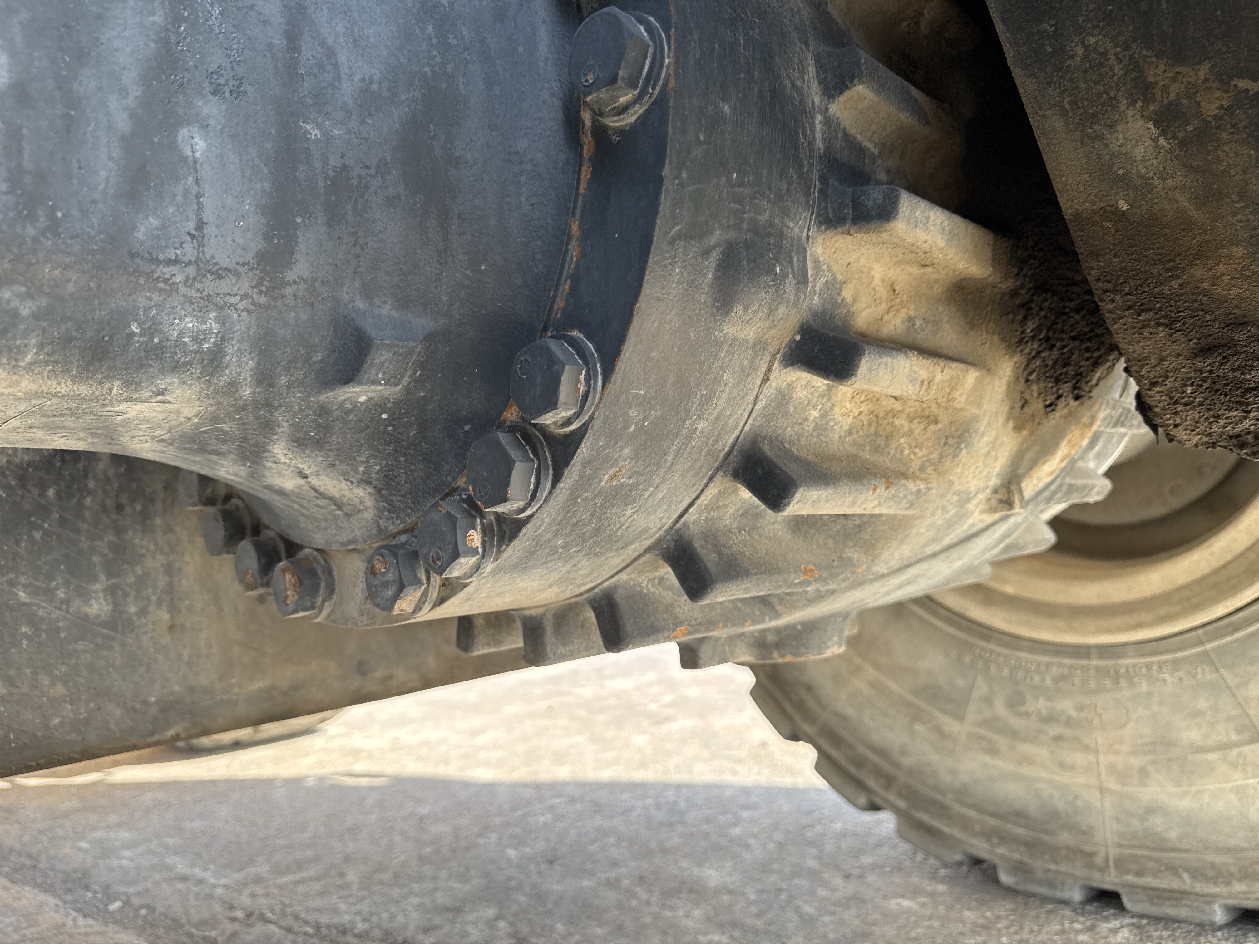 WHL-005-Komatsu-WA470-6-Wheel-loaders-inspection-Drive-system-Axle-housing-2