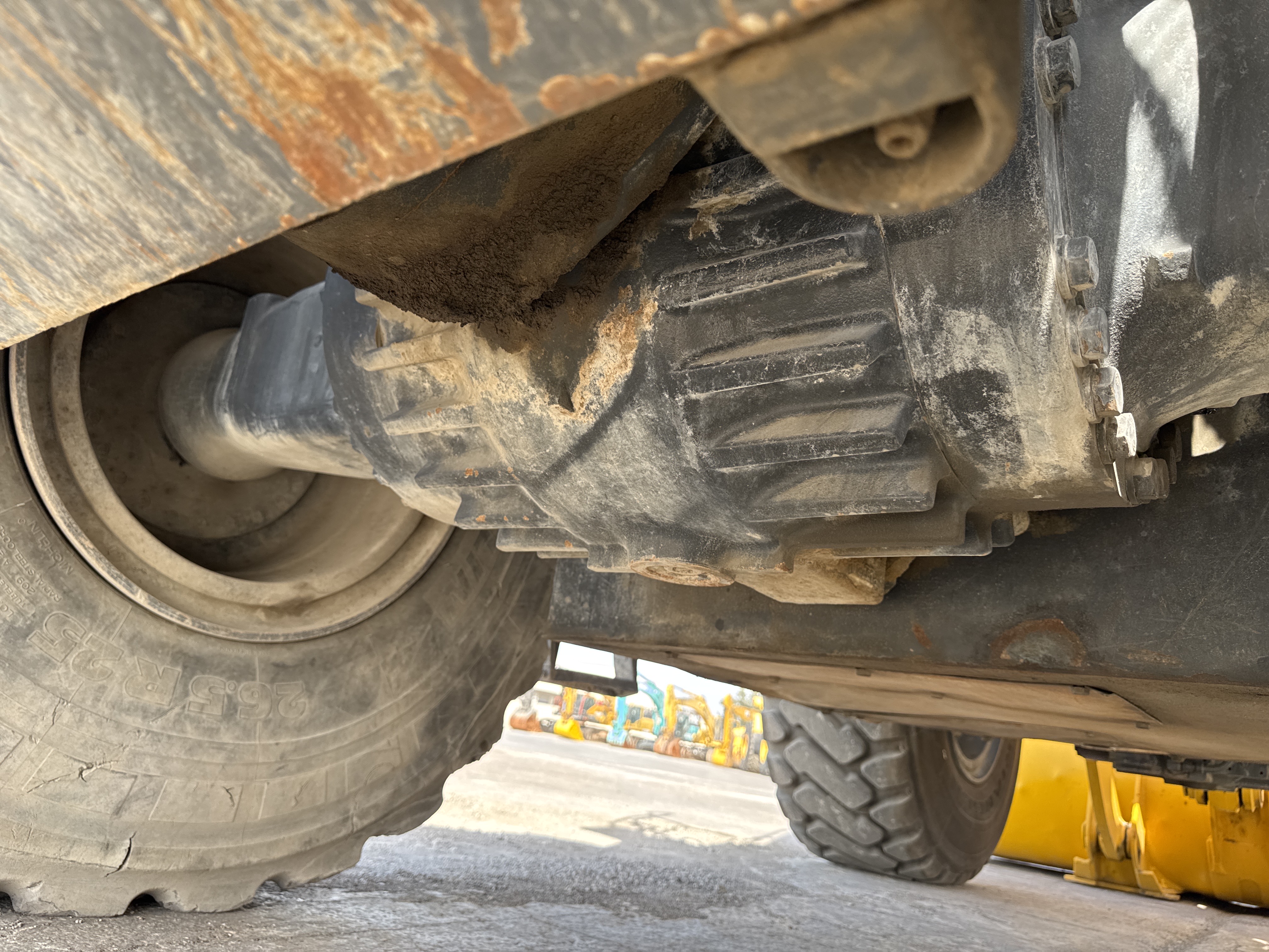 WHL-005-Komatsu-WA470-6-Wheel-loaders-inspection-Drive-system-Axle-housing-2