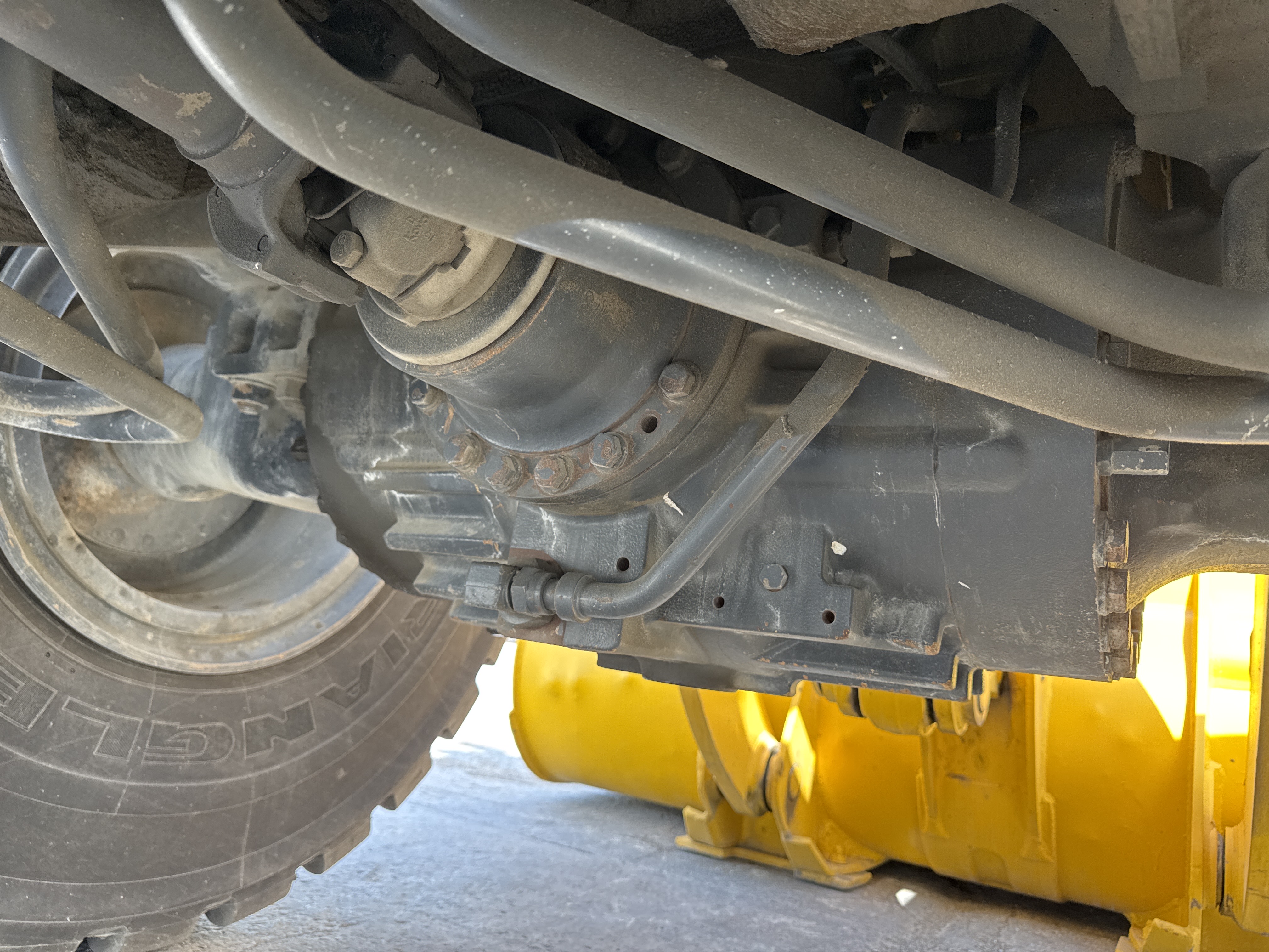 WHL-005-Komatsu-WA470-6-Wheel-loaders-inspection-Drive-system-Axle-housing-2