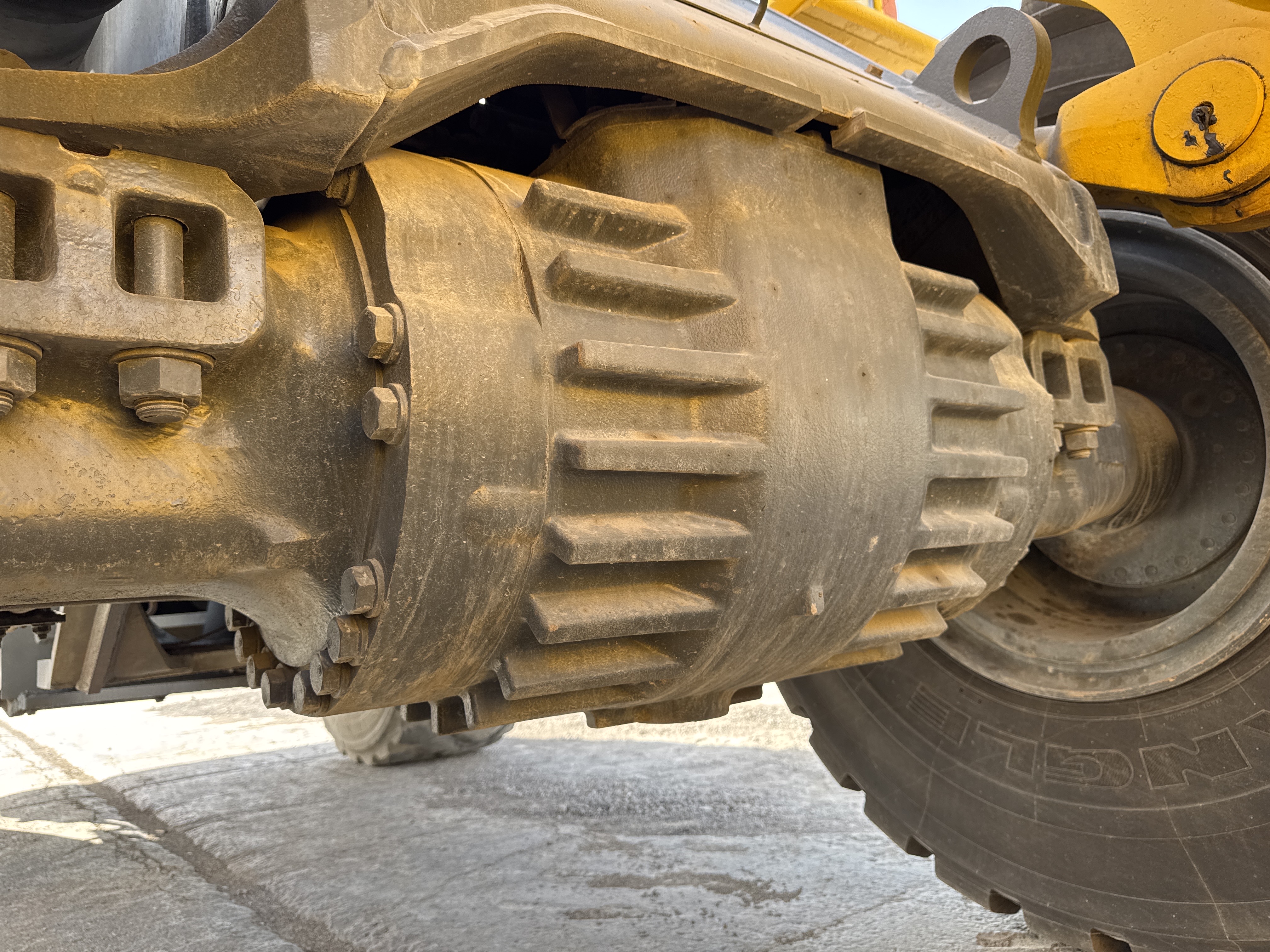 WHL-005-Komatsu-WA470-6-Wheel-loaders-inspection-Drive-system-Axle-housing-2
