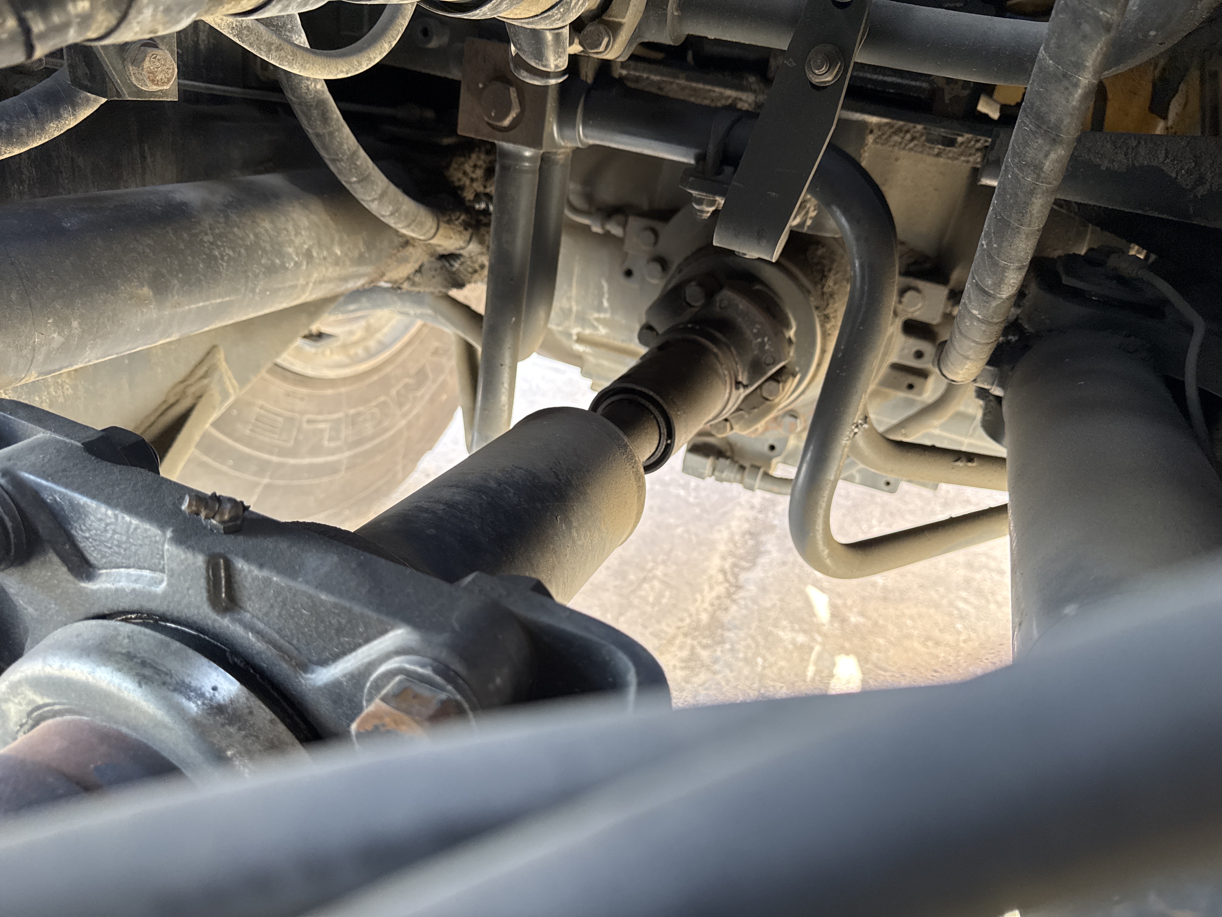 WHL-005-Komatsu-WA470-6-Wheel-loaders-inspection-Drive-system-Propeller-shaft-2