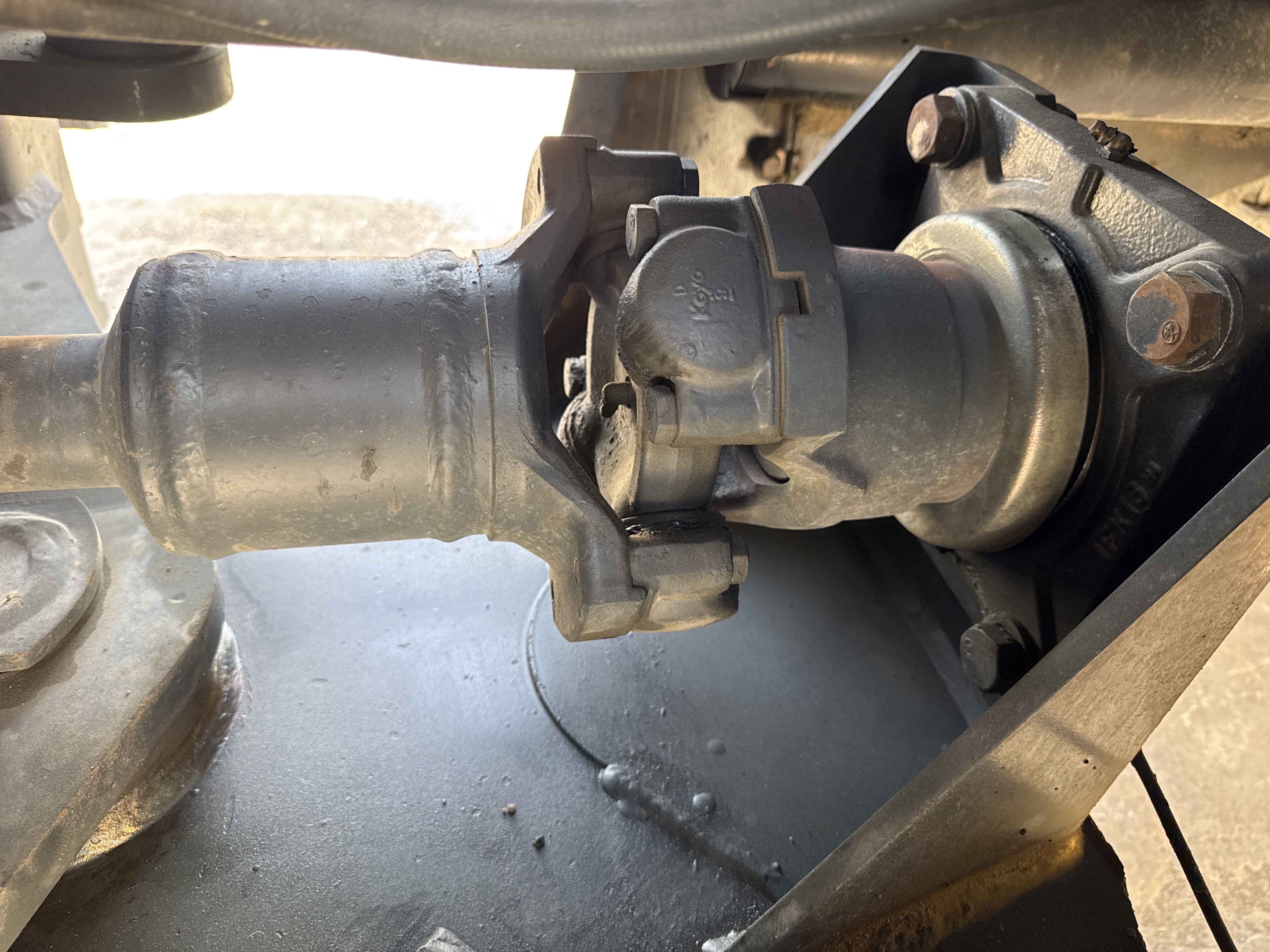 WHL-005-Komatsu-WA470-6-Wheel-loaders-inspection-Drive-system-Propeller-shaft-2