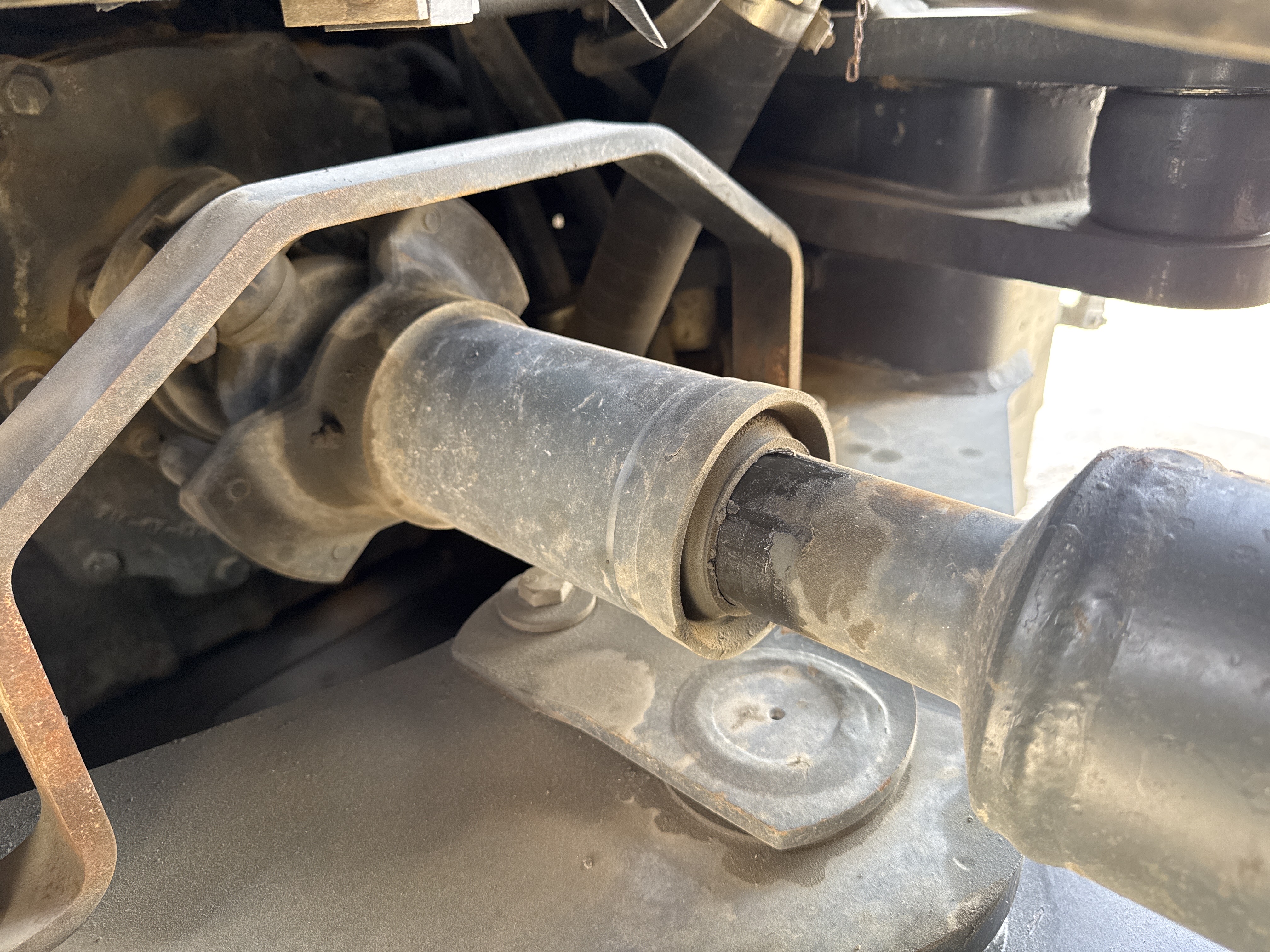 WHL-005-Komatsu-WA470-6-Wheel-loaders-inspection-Drive-system-Propeller-shaft-2