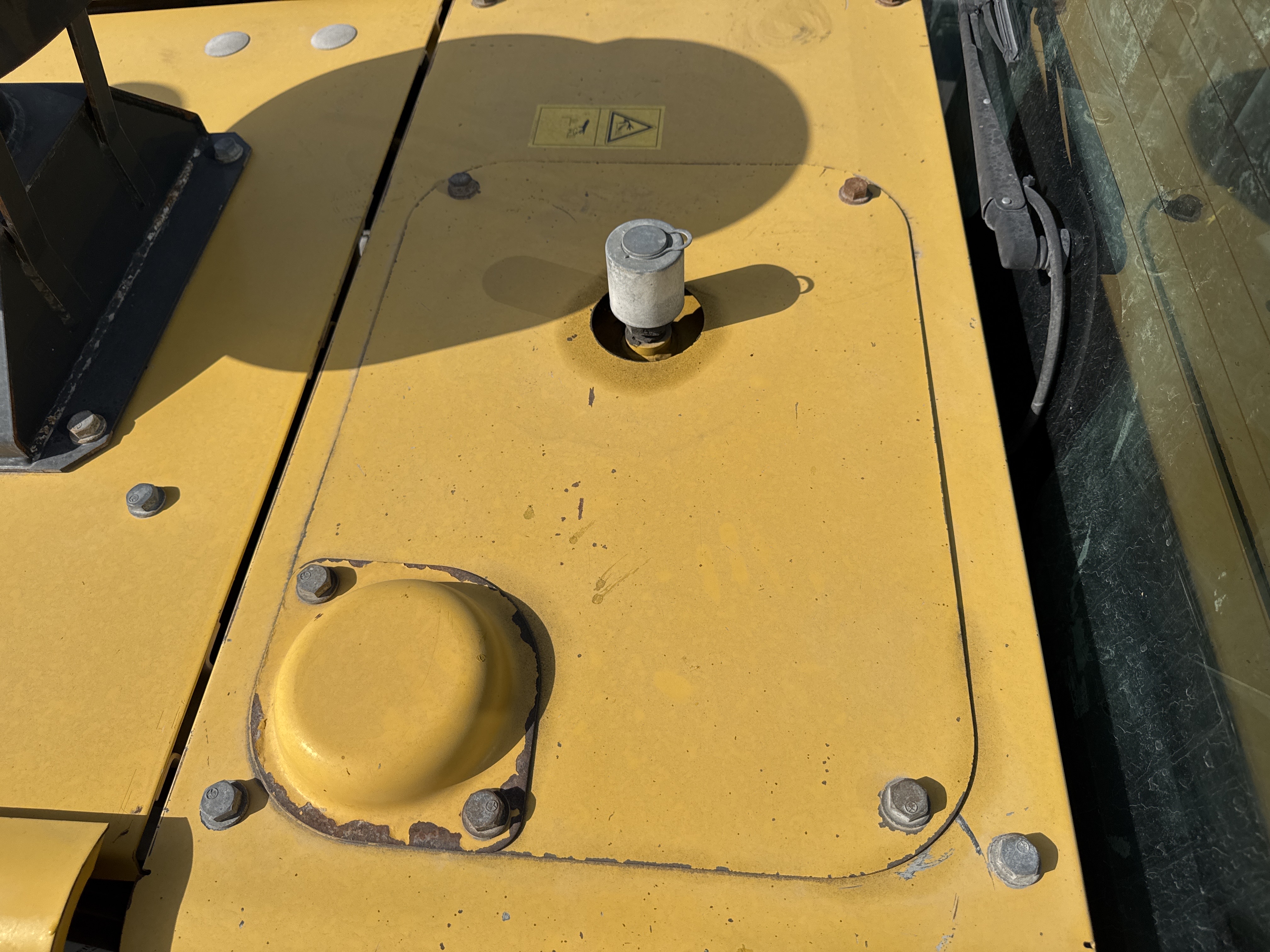 WHL-005-Komatsu-WA470-6-Wheel-loaders-inspection-Hydraulics-Hydraulic-Tank-2