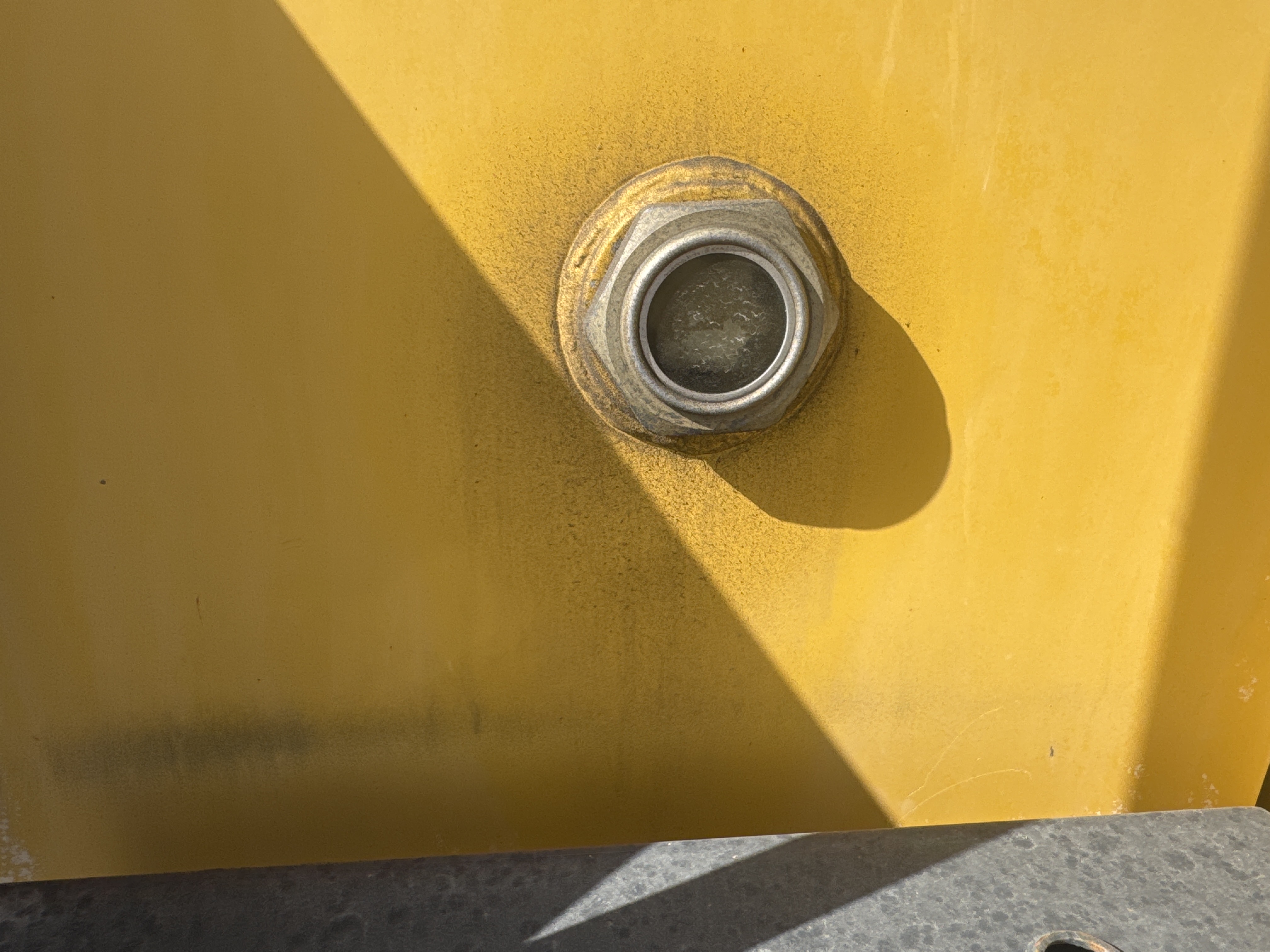 WHL-005-Komatsu-WA470-6-Wheel-loaders-inspection-Hydraulics-Hydraulic-Tank-2