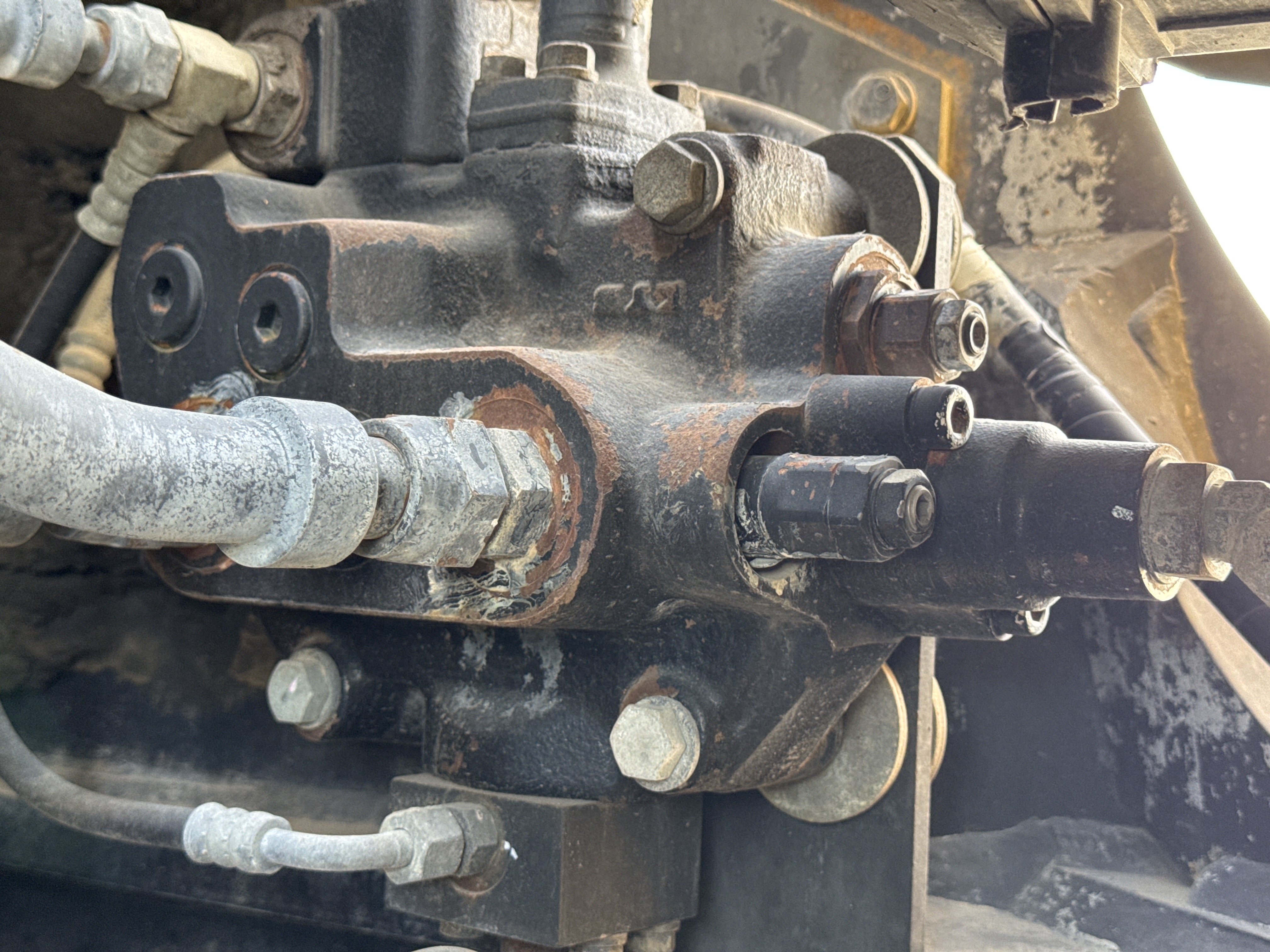 WHL-005-Komatsu-WA470-6-Wheel-loaders-inspection-Hydraulics-Main-control-valve-(MCV)-2
