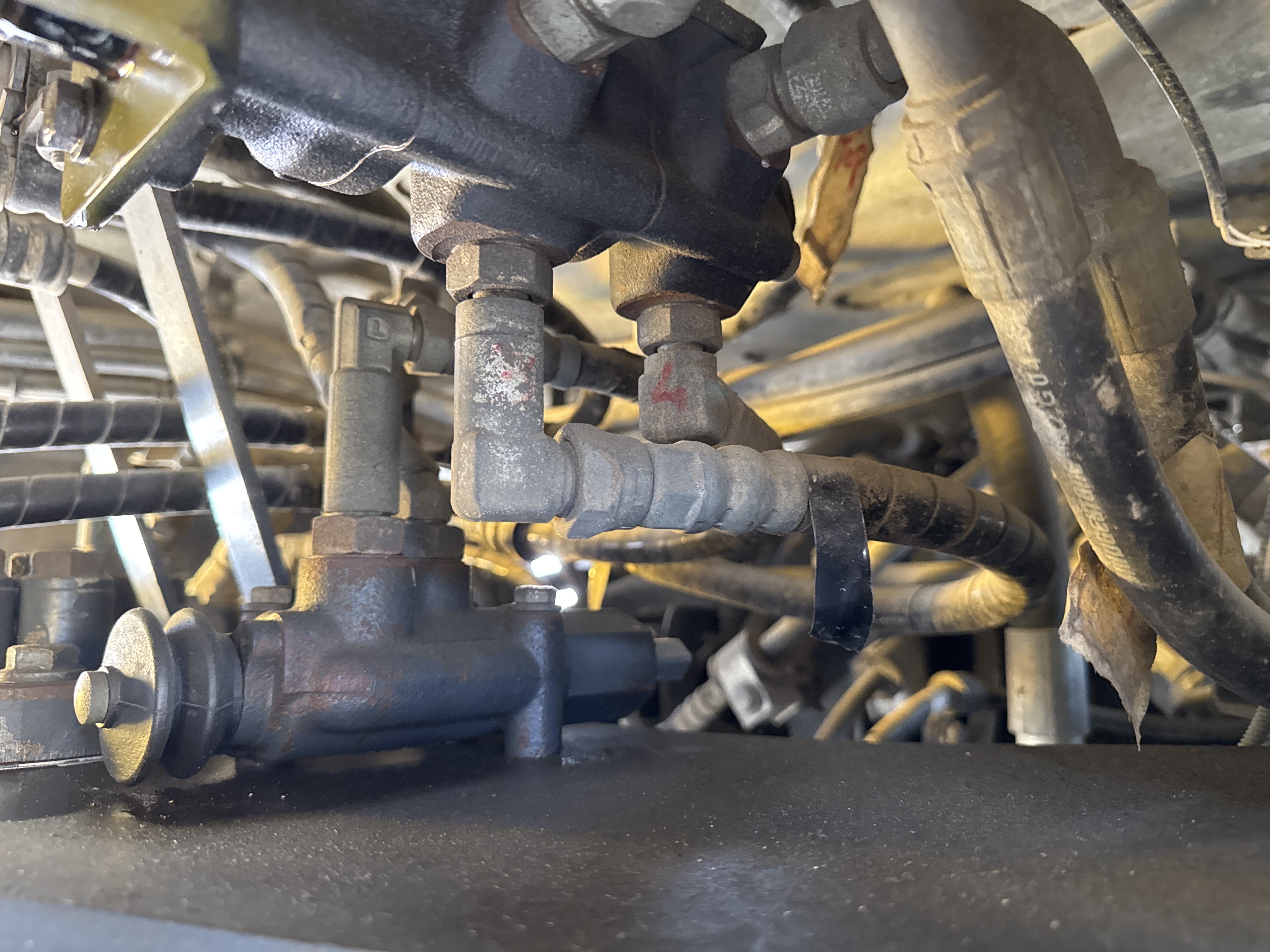 WHL-005-Komatsu-WA470-6-Wheel-loaders-inspection-Hydraulics-Hydraulic-hoses-and-lines-2