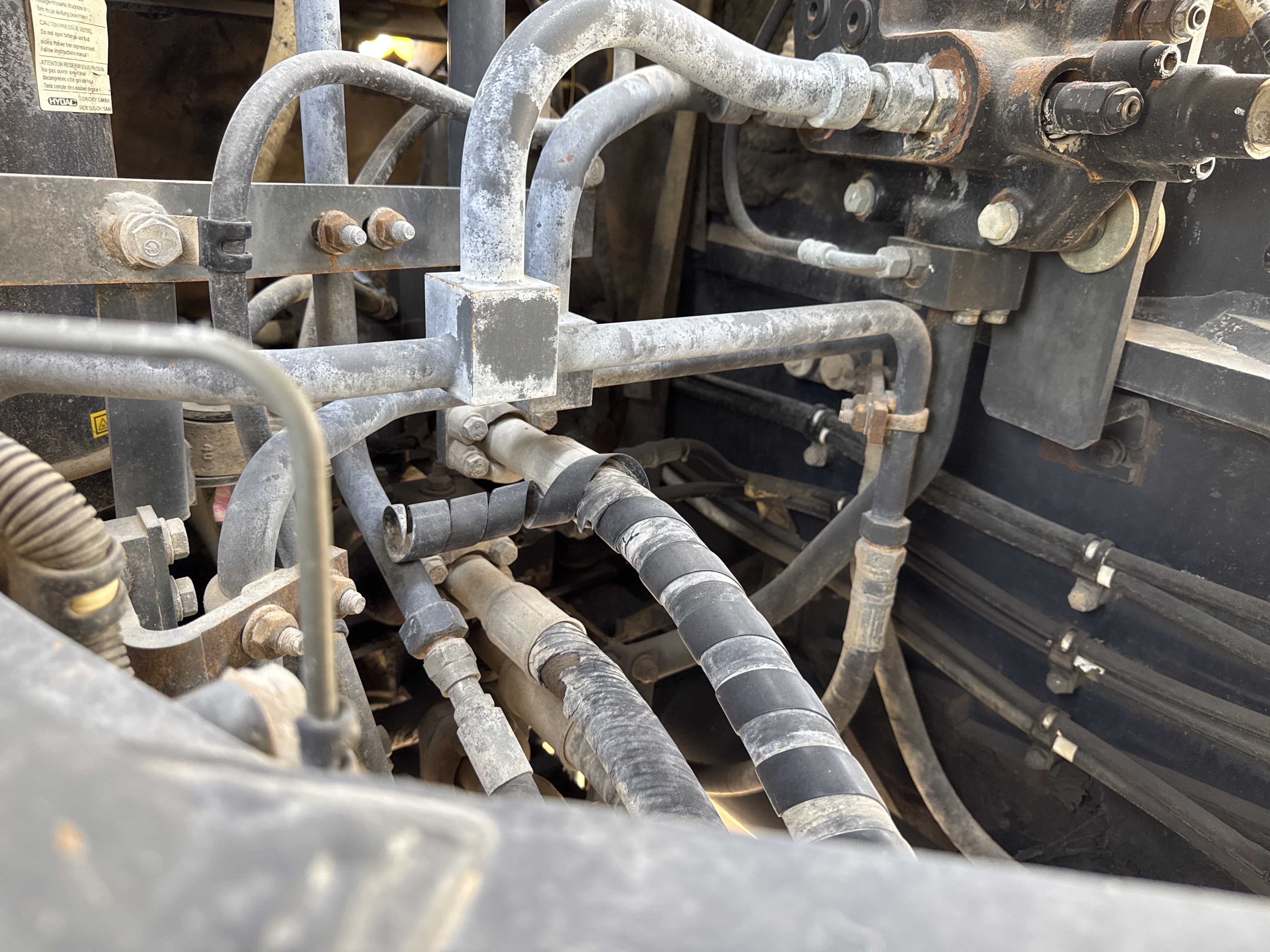 WHL-005-Komatsu-WA470-6-Wheel-loaders-inspection-Hydraulics-Hydraulic-hoses-and-lines-2