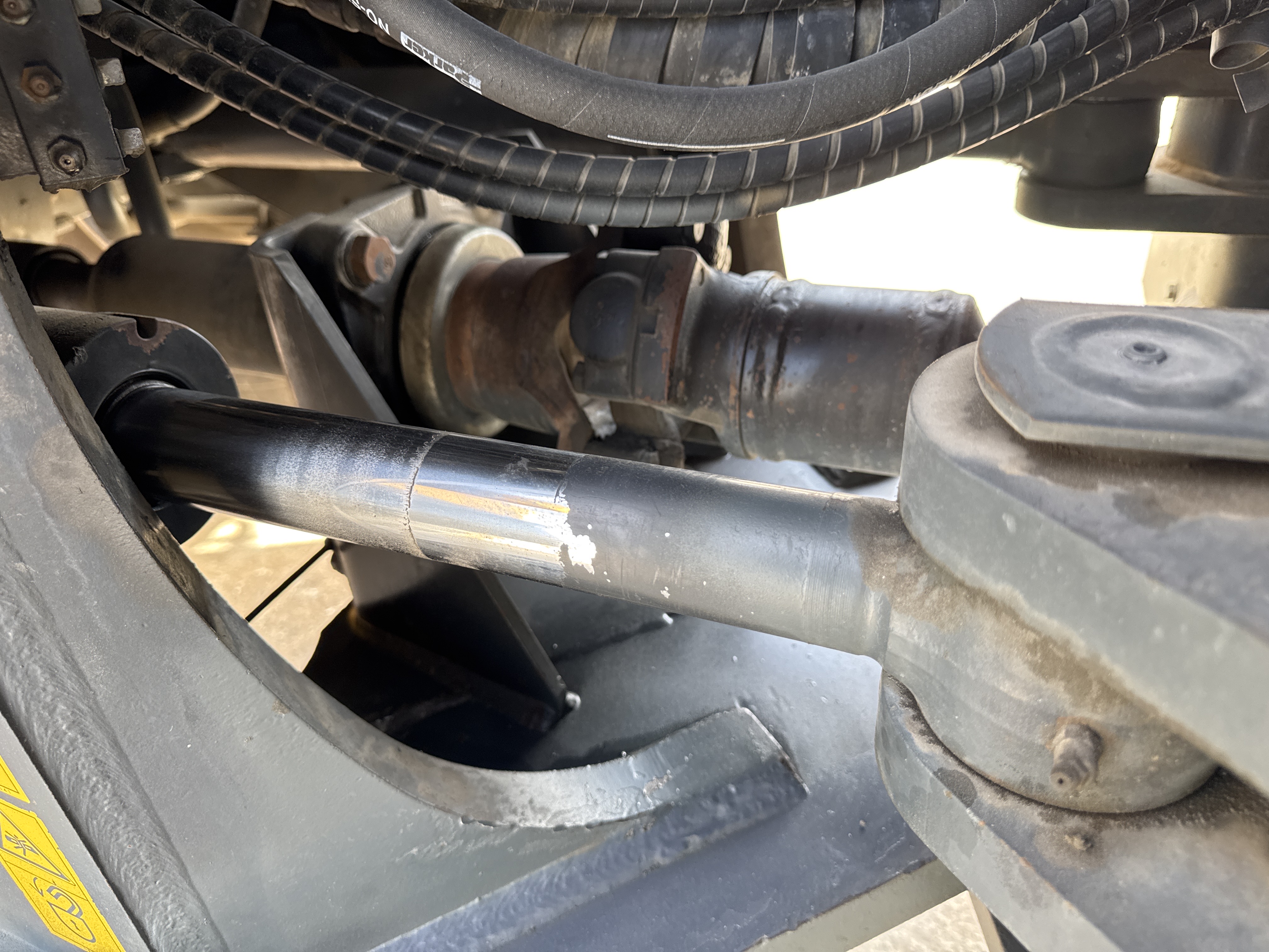 WHL-005-Komatsu-WA470-6-Wheel-loaders-inspection-Hydraulics-Steering-cylinders-2
