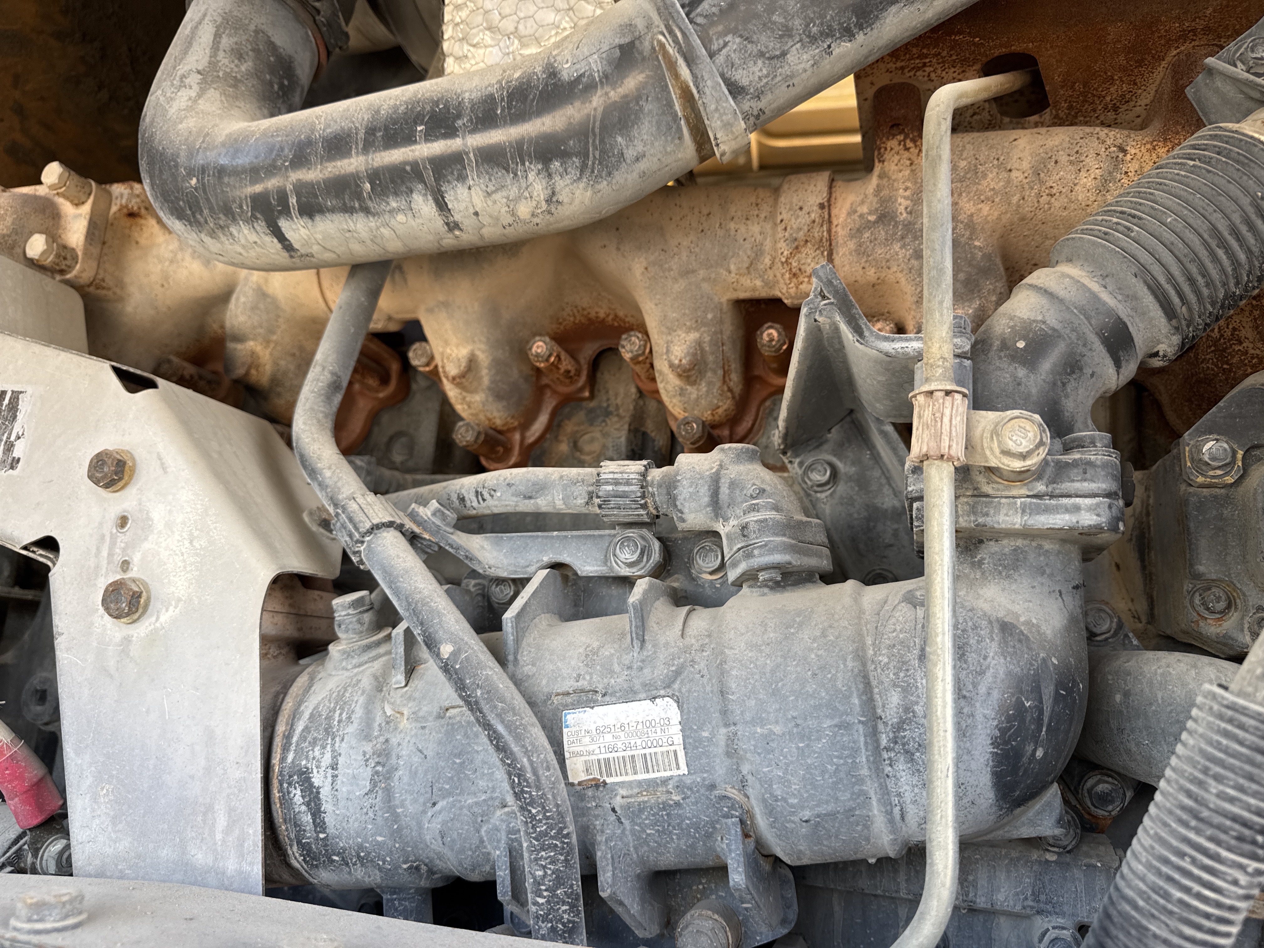 WHL-005-Komatsu-WA470-6-Wheel-loaders-inspection-Engine-Hoses-2