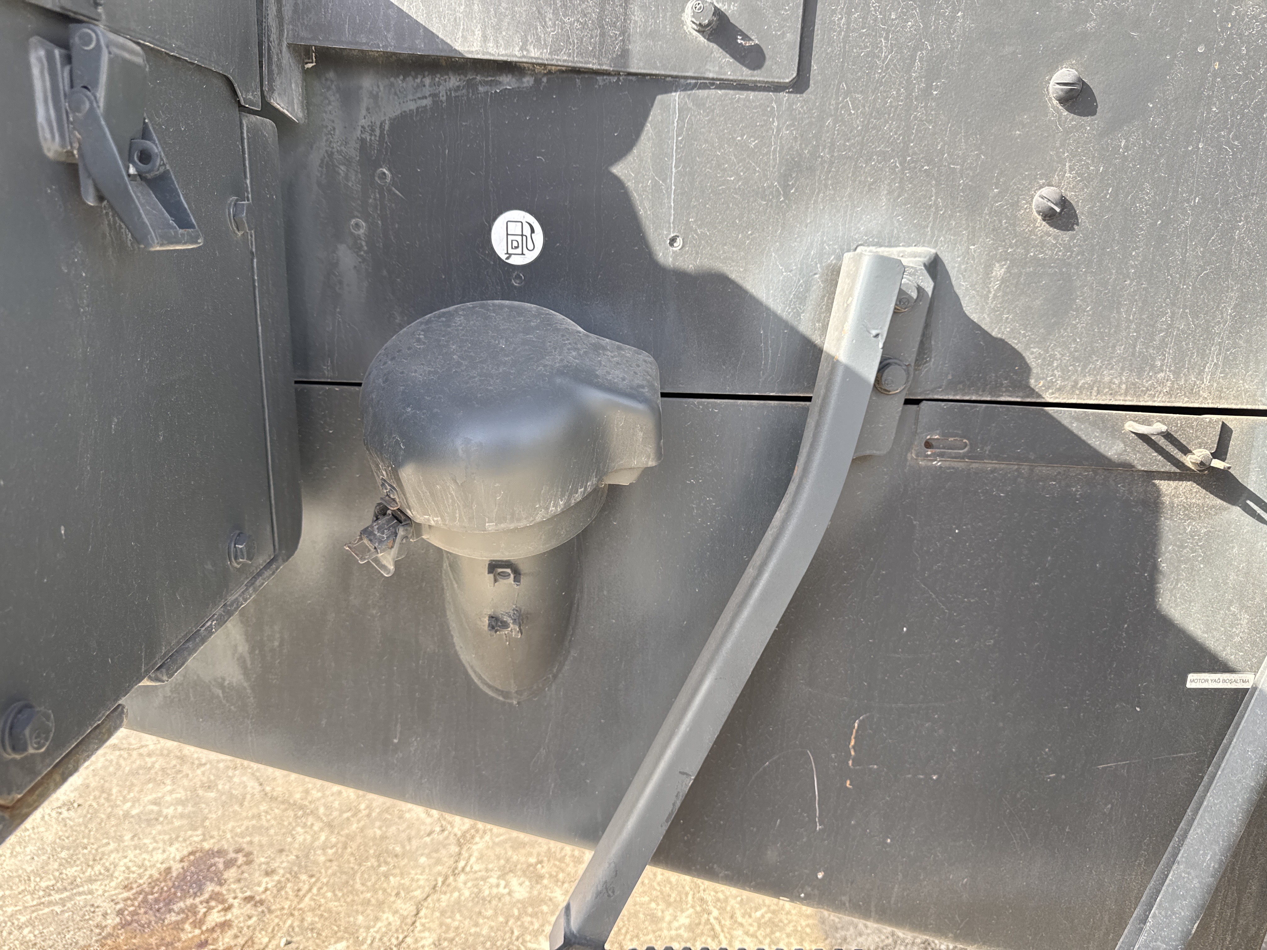 WHL-005-Komatsu-WA470-6-Wheel-loaders-inspection-Engine-Fuel-tank-2