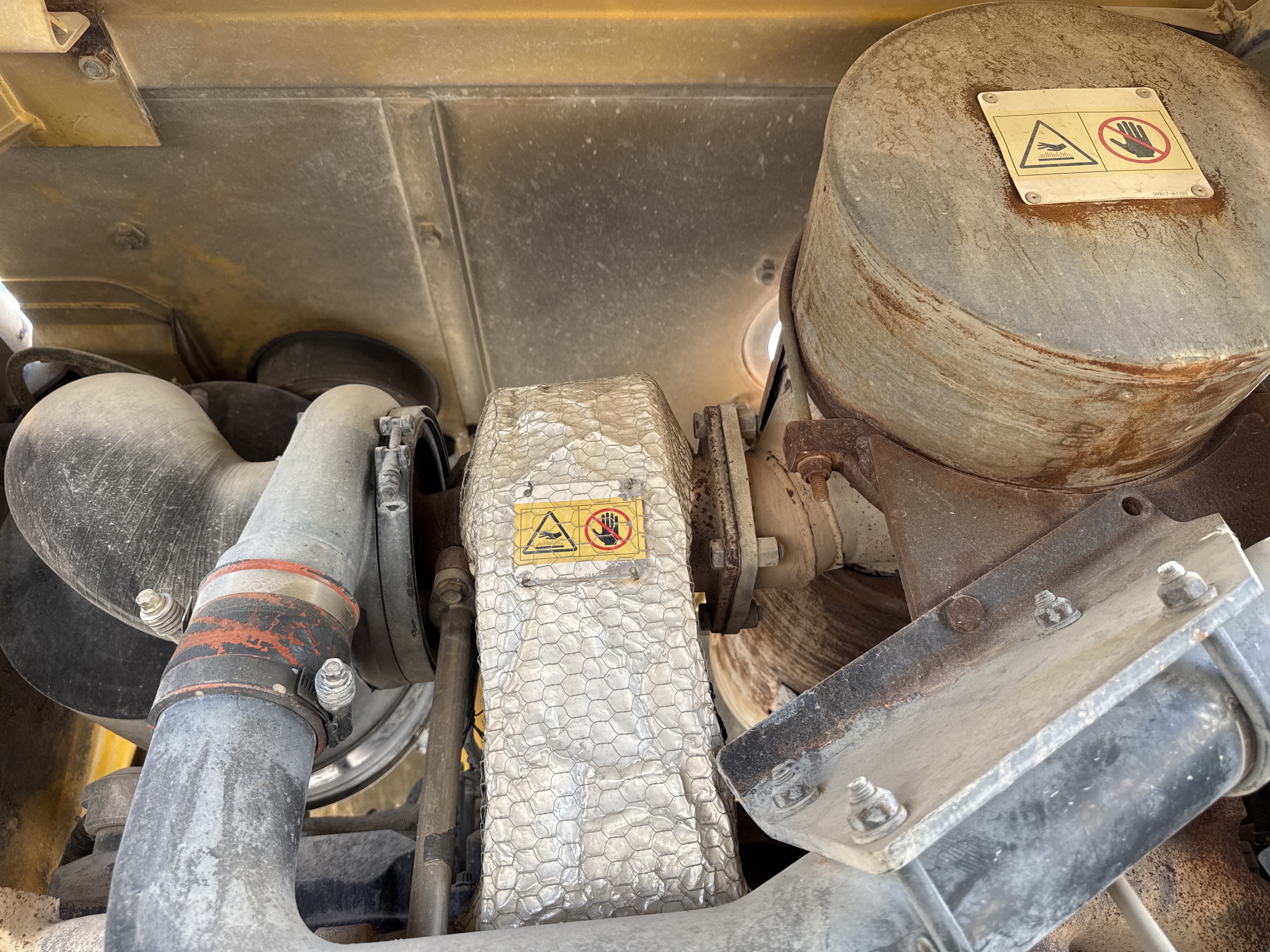 WHL-005-Komatsu-WA470-6-Wheel-loaders-inspection-Engine-Exhaust-system-2