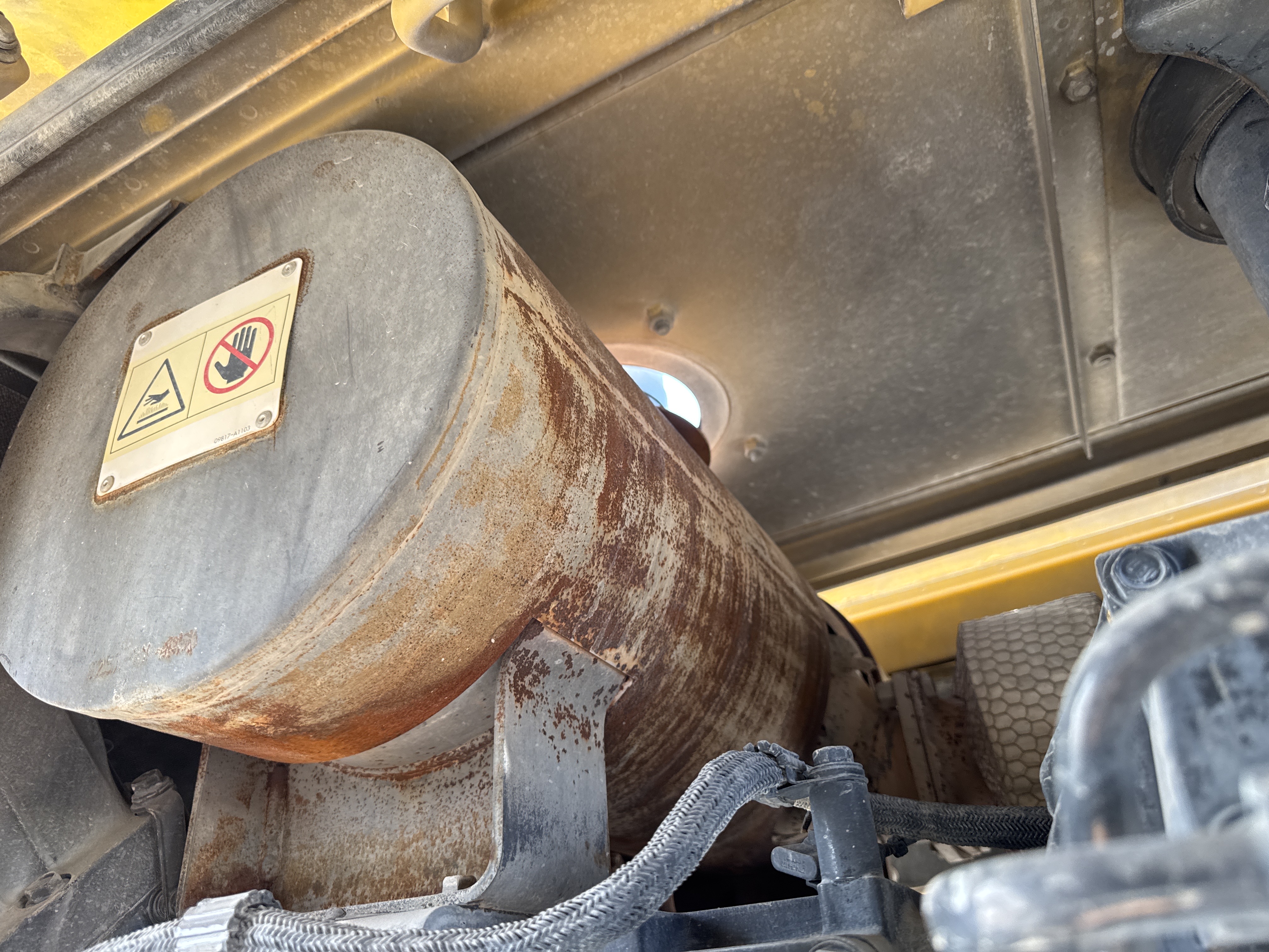 WHL-005-Komatsu-WA470-6-Wheel-loaders-inspection-Engine-Exhaust-system-2