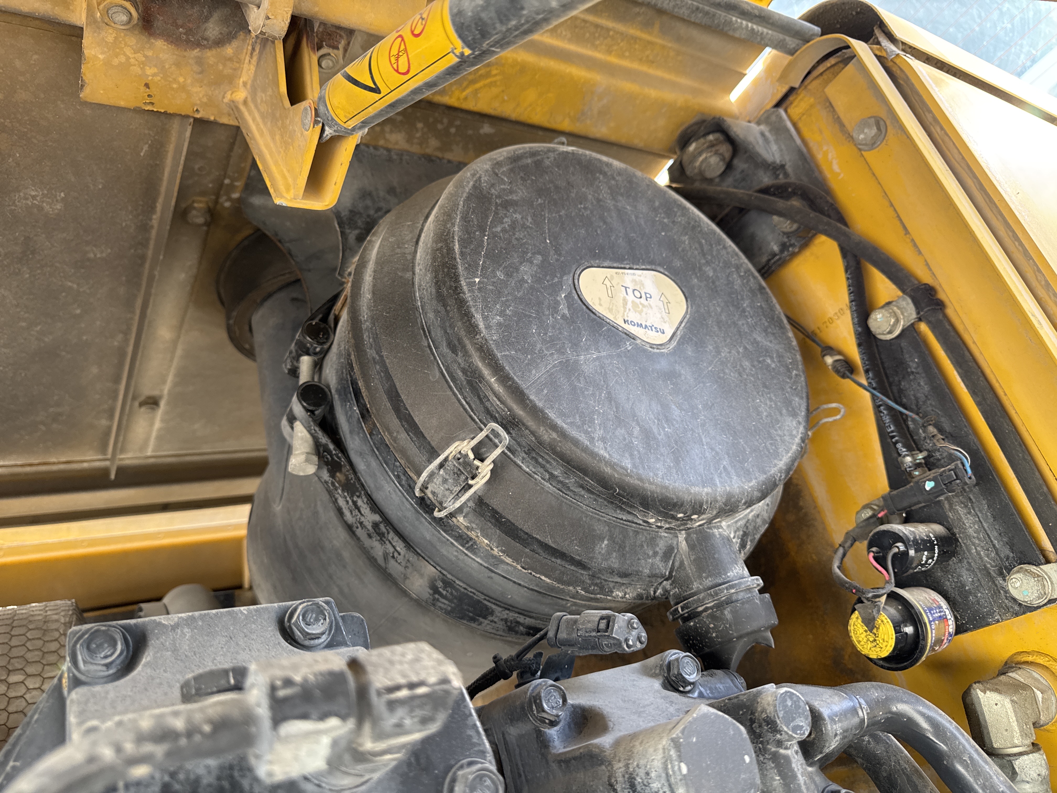 WHL-005-Komatsu-WA470-6-Wheel-loaders-inspection-Engine-Air-intake-system-2