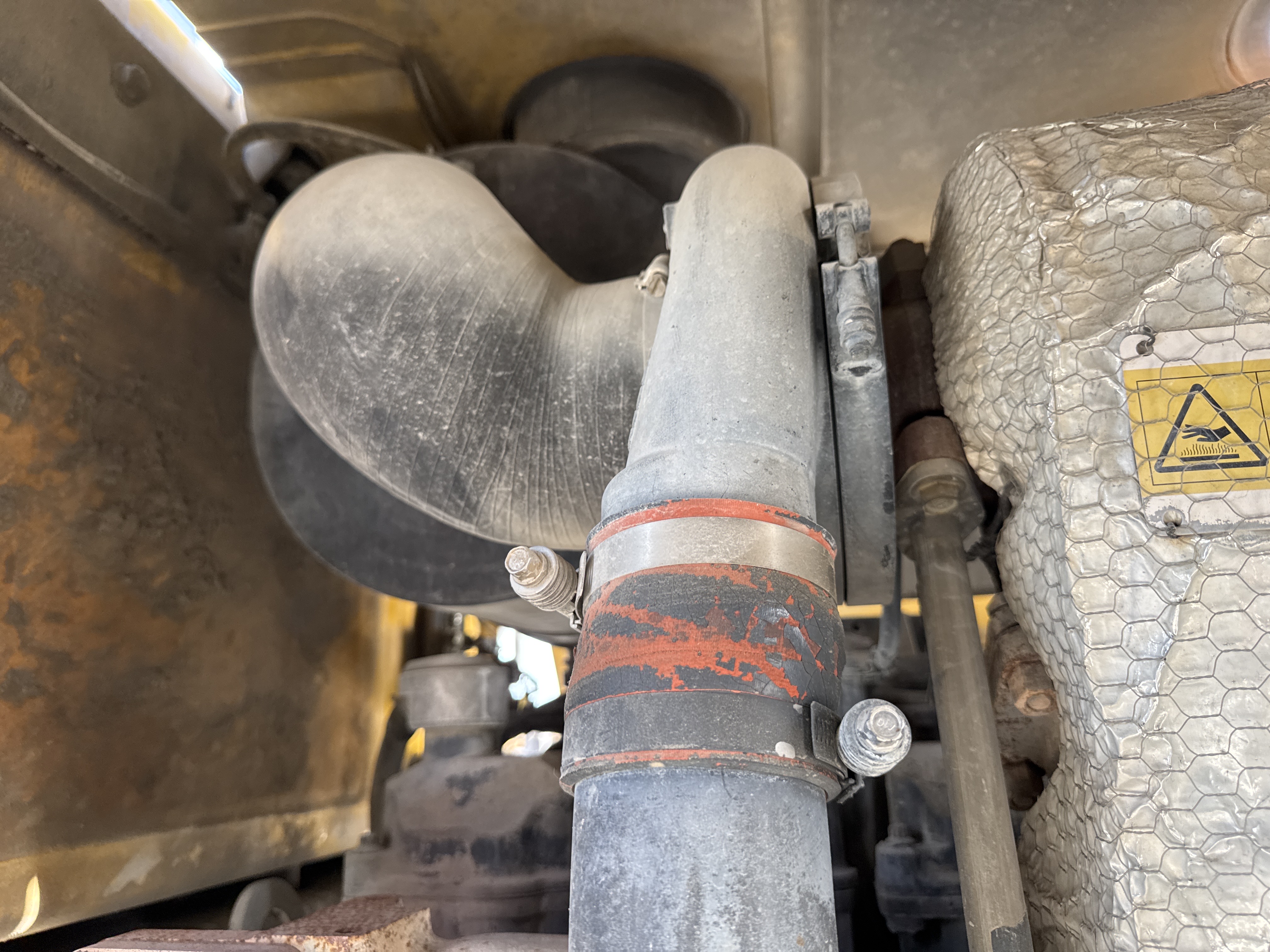 WHL-005-Komatsu-WA470-6-Wheel-loaders-inspection-Engine-Turbo-2