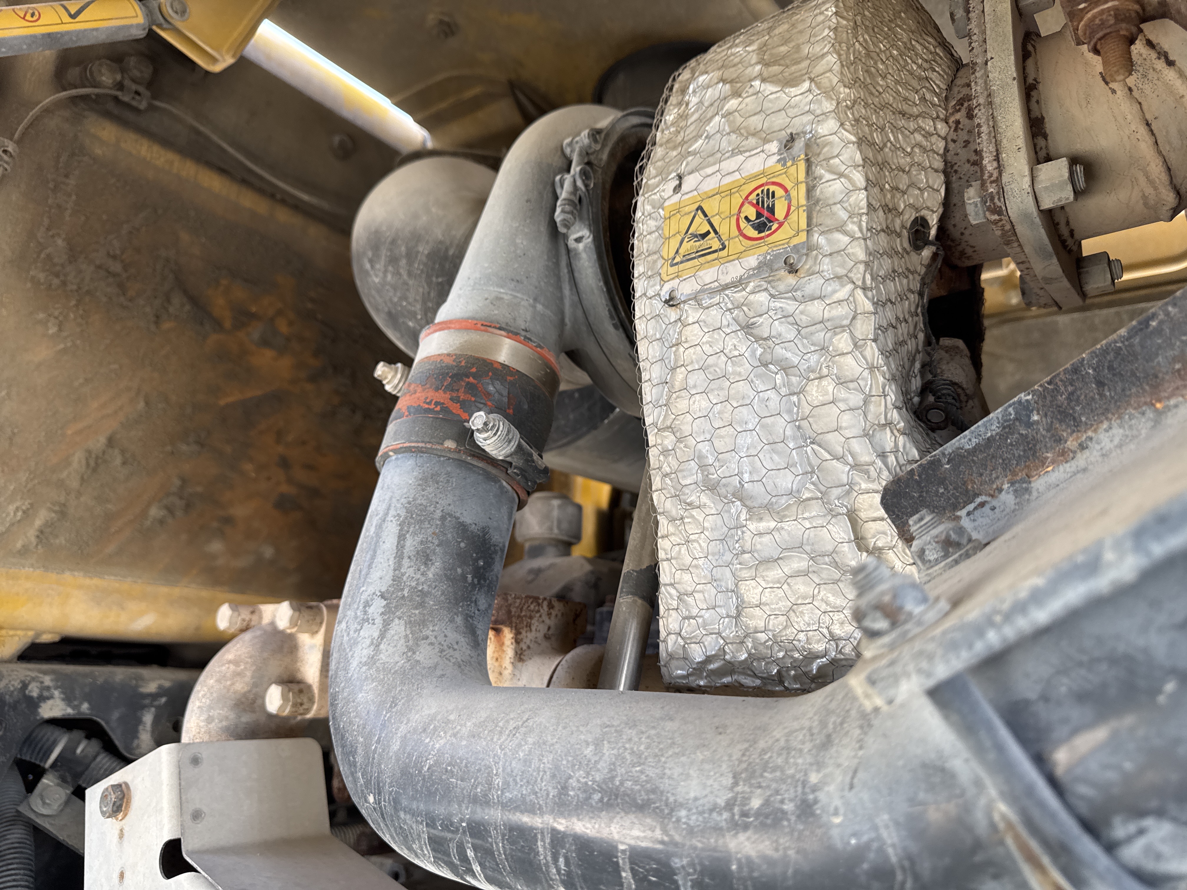 WHL-005-Komatsu-WA470-6-Wheel-loaders-inspection-Engine-Turbo-2