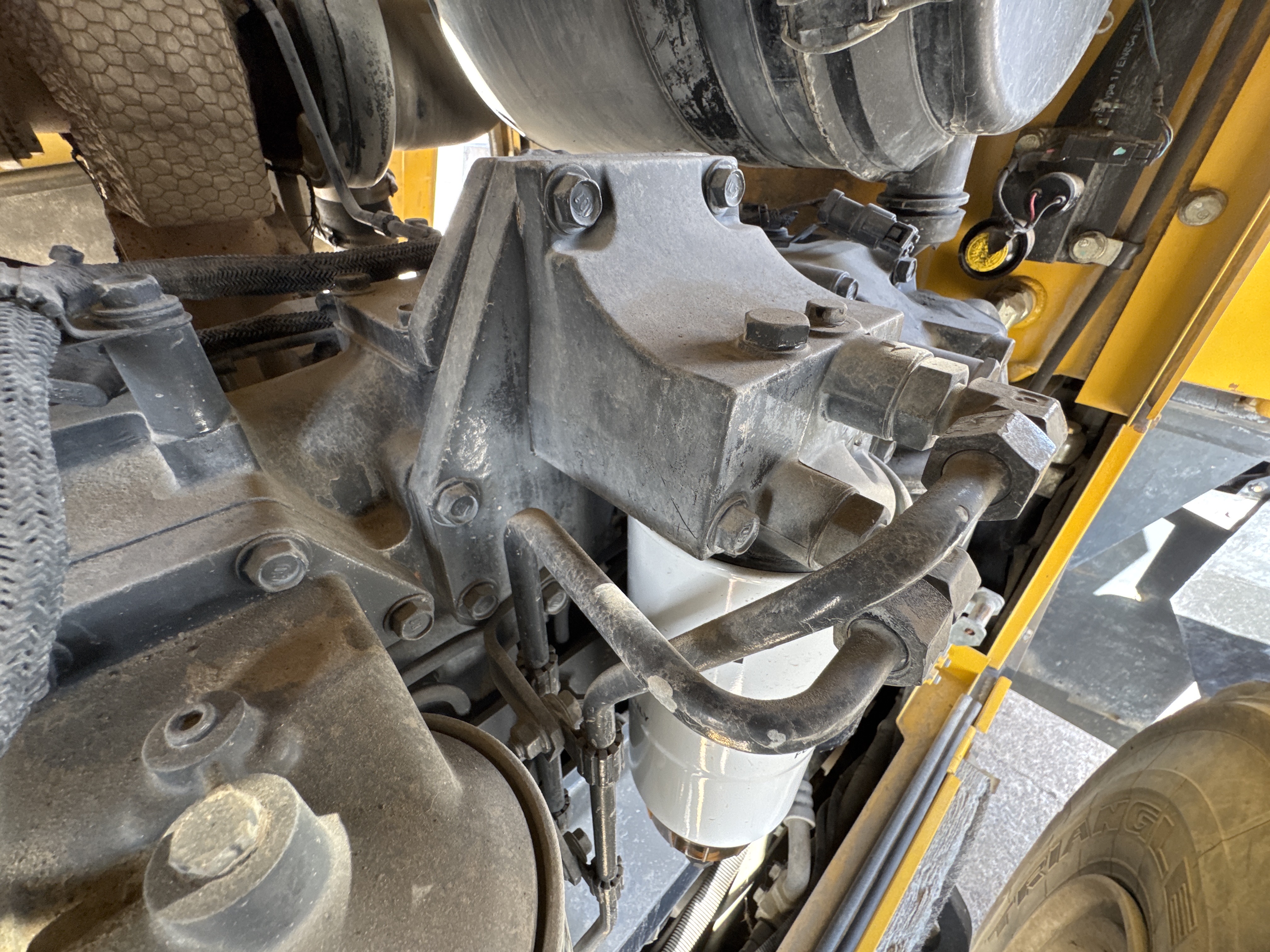 WHL-005-Komatsu-WA470-6-Wheel-loaders-inspection-Engine-Fuel-leaks-2