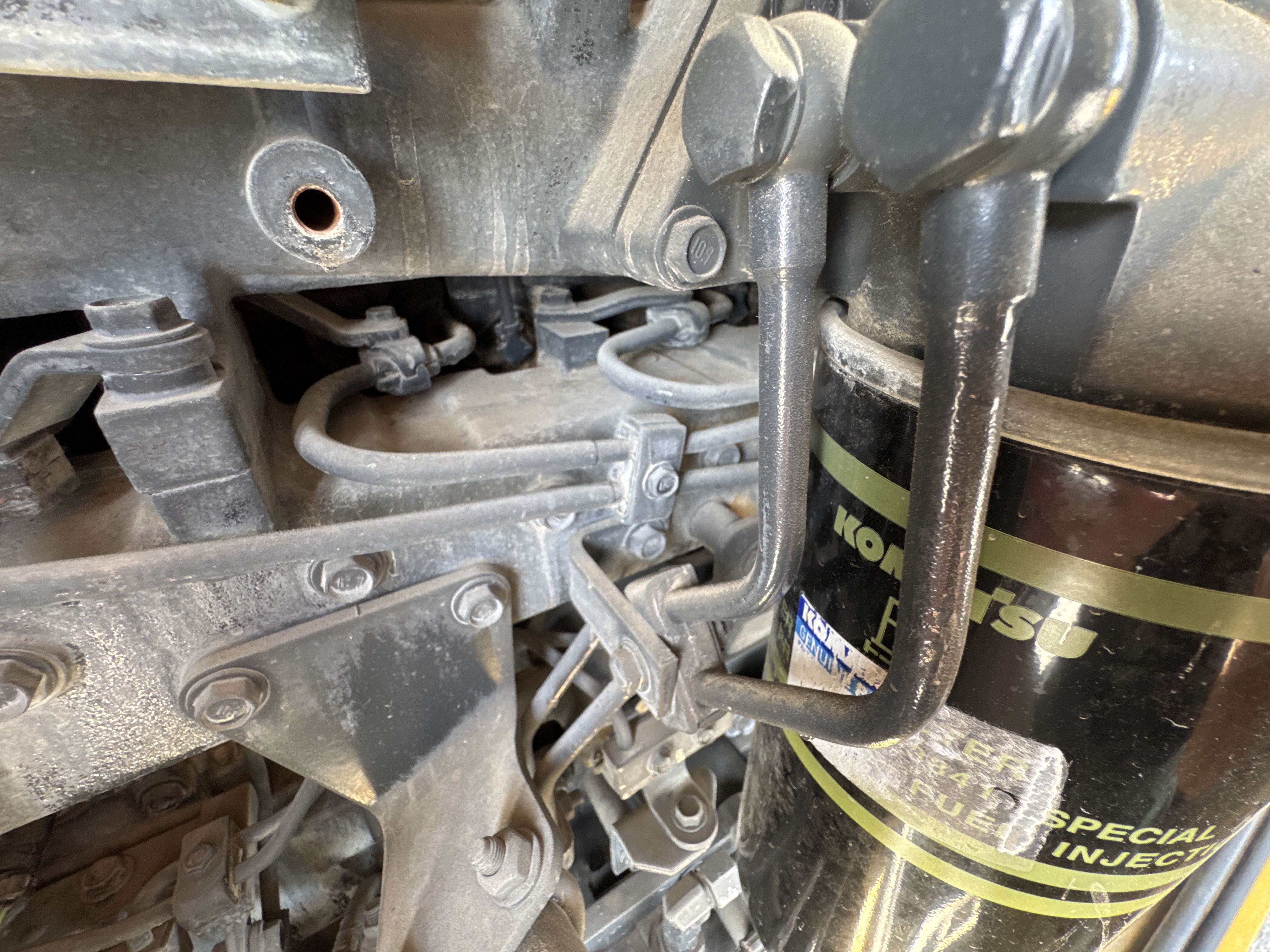 WHL-005-Komatsu-WA470-6-Wheel-loaders-inspection-Engine-Fuel-leaks-2