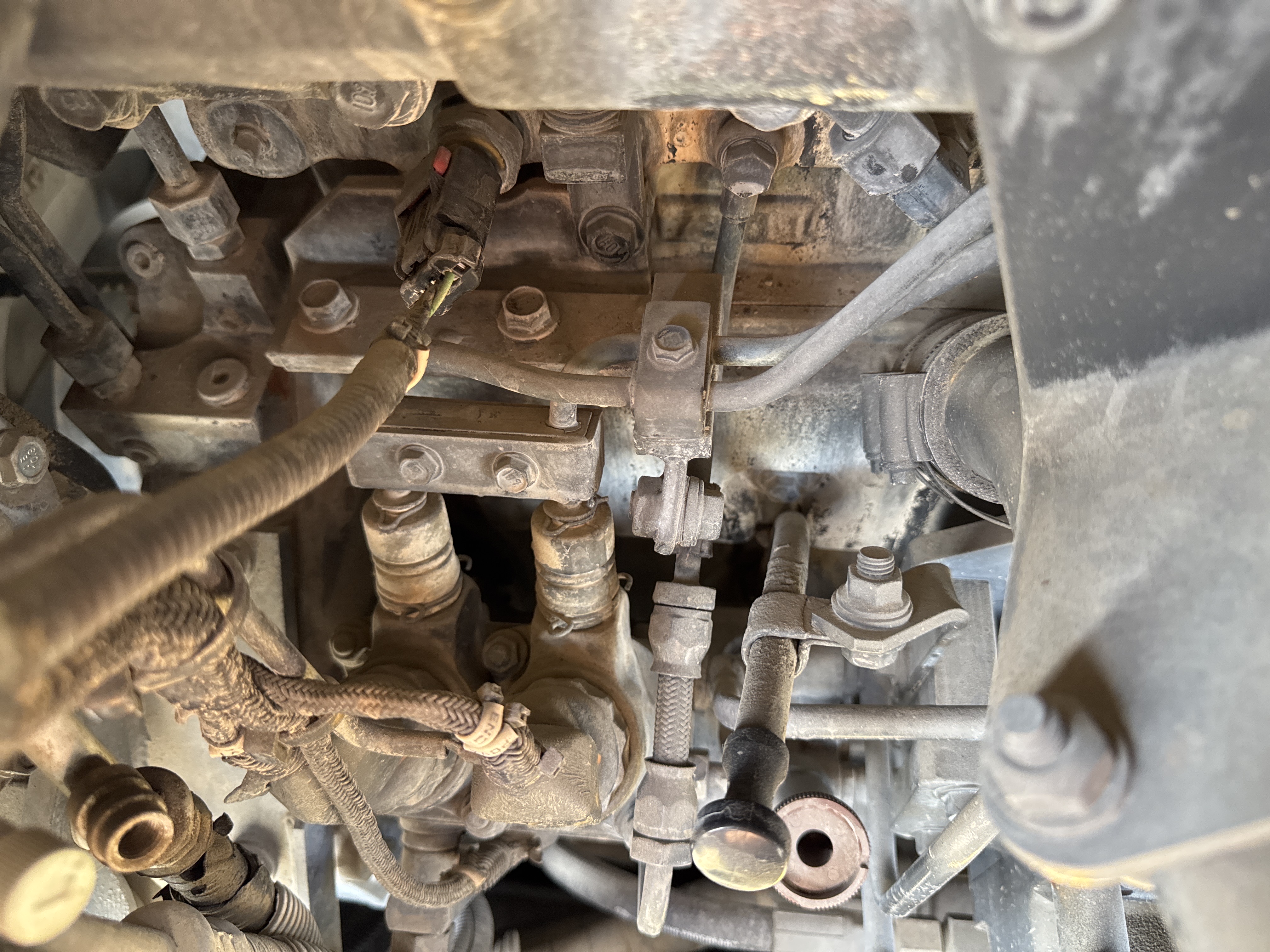 WHL-005-Komatsu-WA470-6-Wheel-loaders-inspection-Engine-Engine-oil-leaks-2