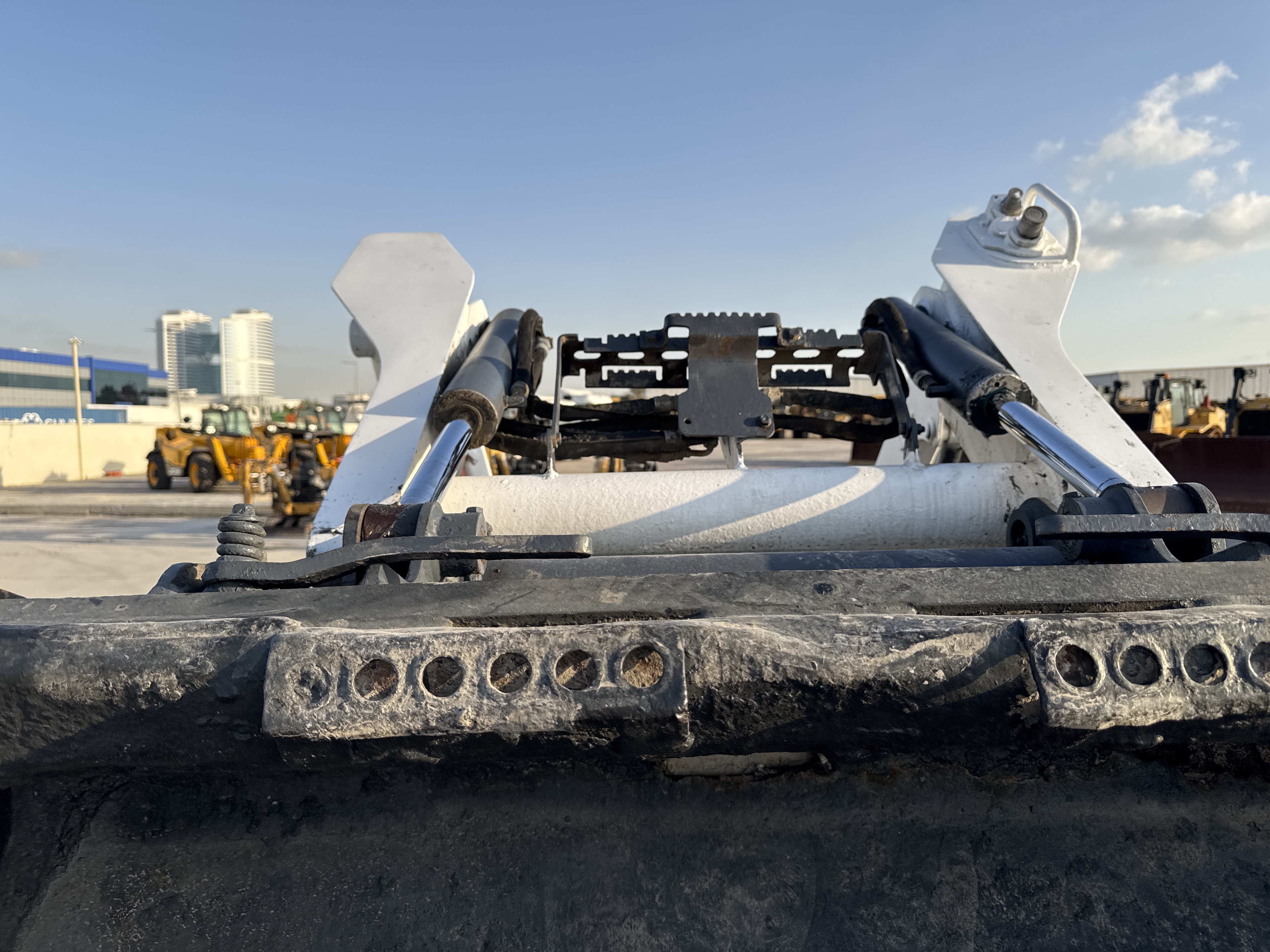 SSL-016-Bobcat-S510-Skid-steer-loaders-inspection-Hydraulics-Bucket-tilt-cylinders-2