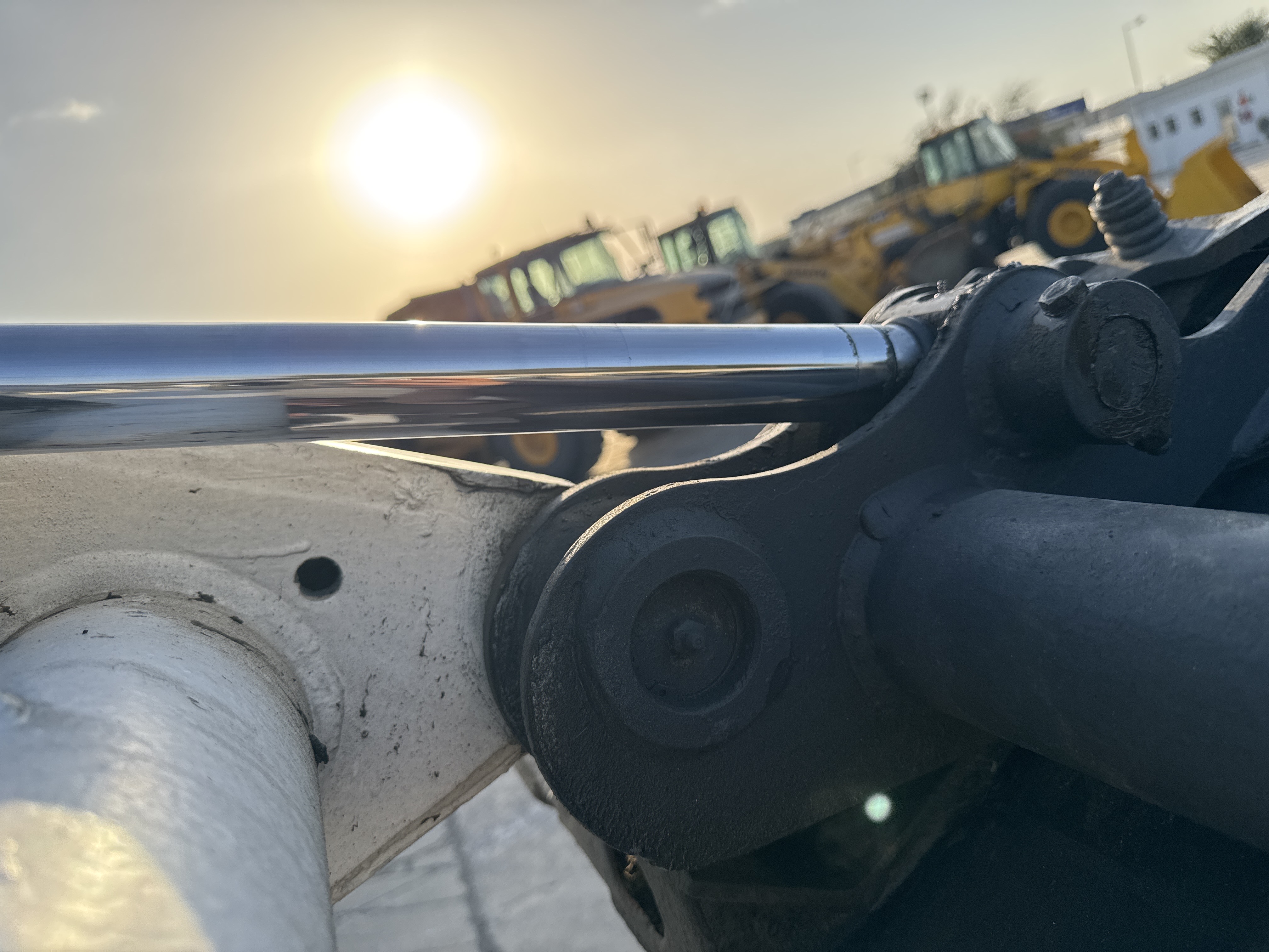 SSL-016-Bobcat-S510-Skid-steer-loaders-inspection-Hydraulics-Bucket-tilt-cylinders-2