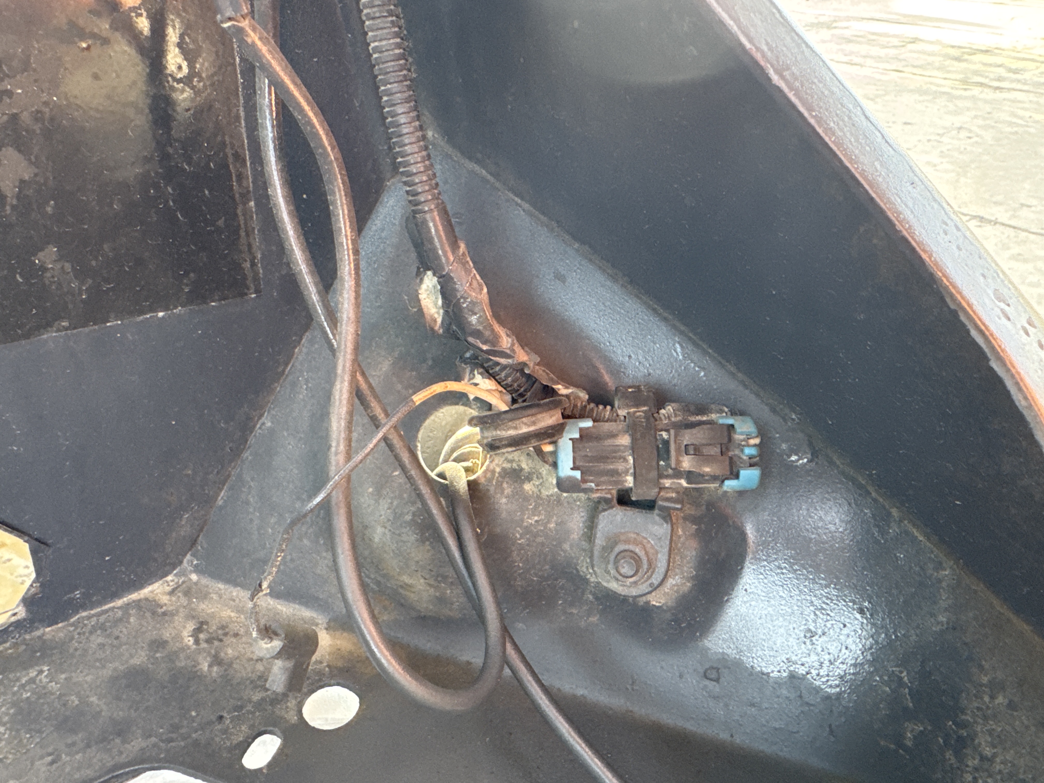 SSL-016-Bobcat-S510-Skid-steer-loaders-inspection-Electronics-Wires-2